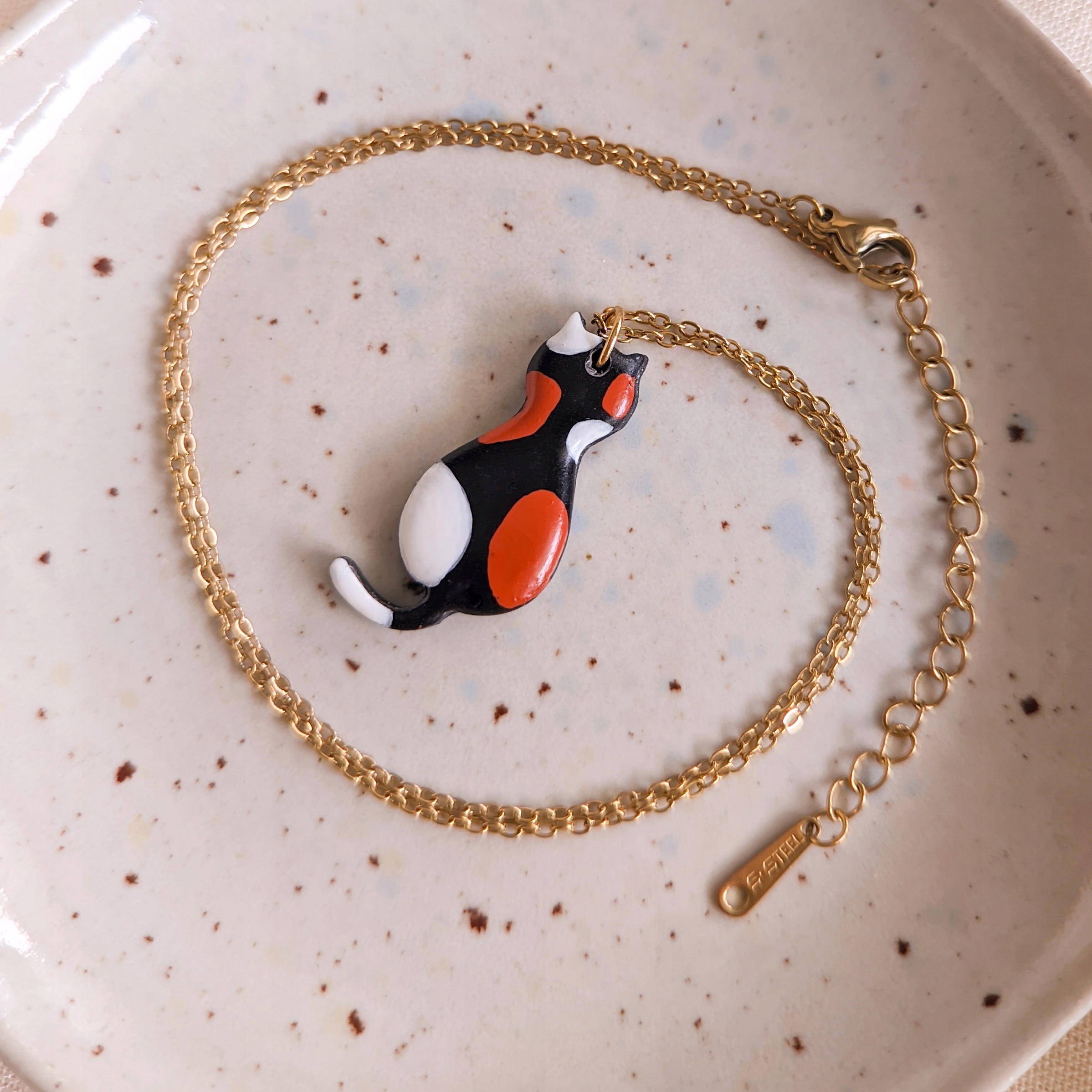 Náhrdelník kočička tricolor, přívěsek doplňky s kočičkou barevná kočička