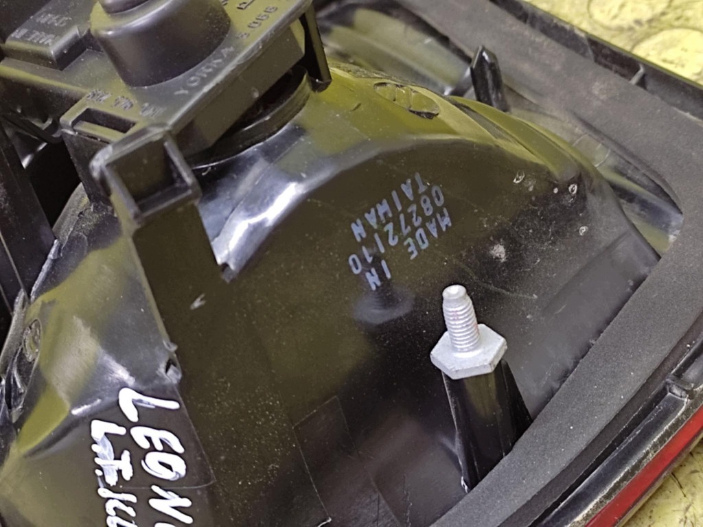 SEAT LEON and light left rear part to the bonnet