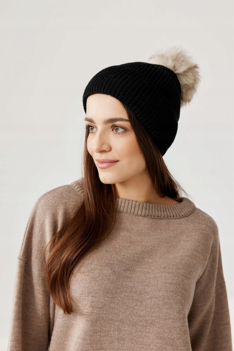 Dámská čepice Ollo ze 100% merino vlny, černá, s bambulí