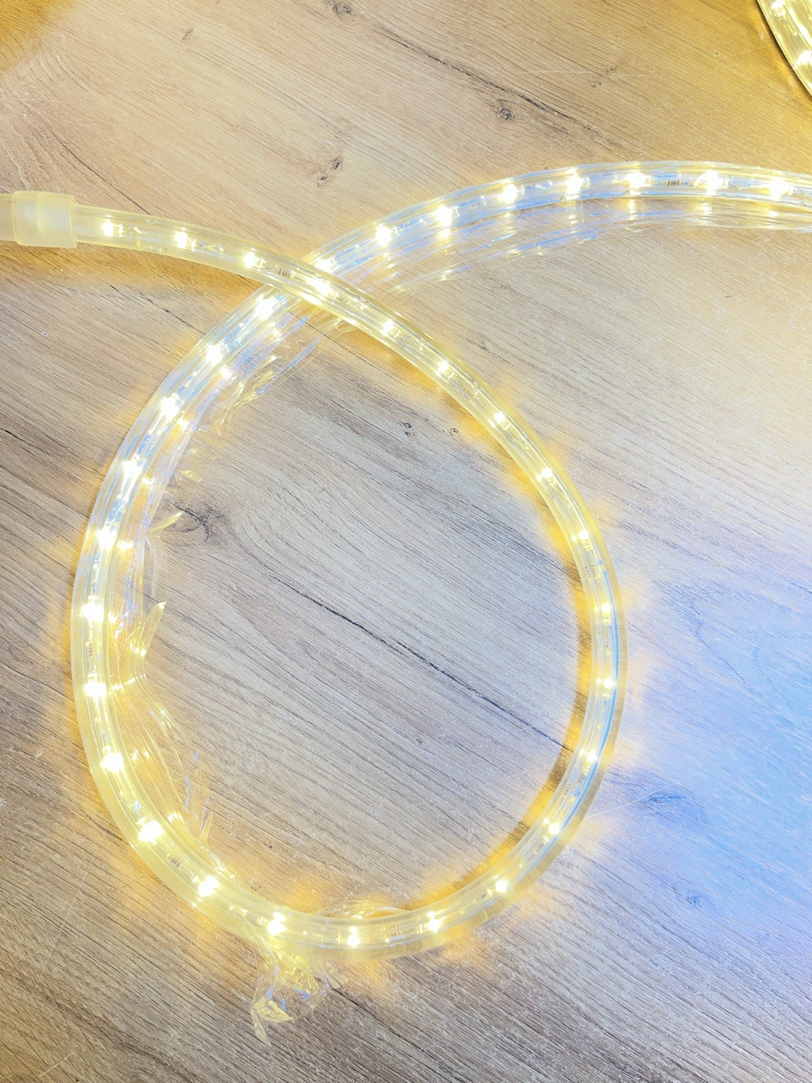 Ciepły biały wąż świetlny LED 13 mm jako dekoracja ogrodu i elewacji