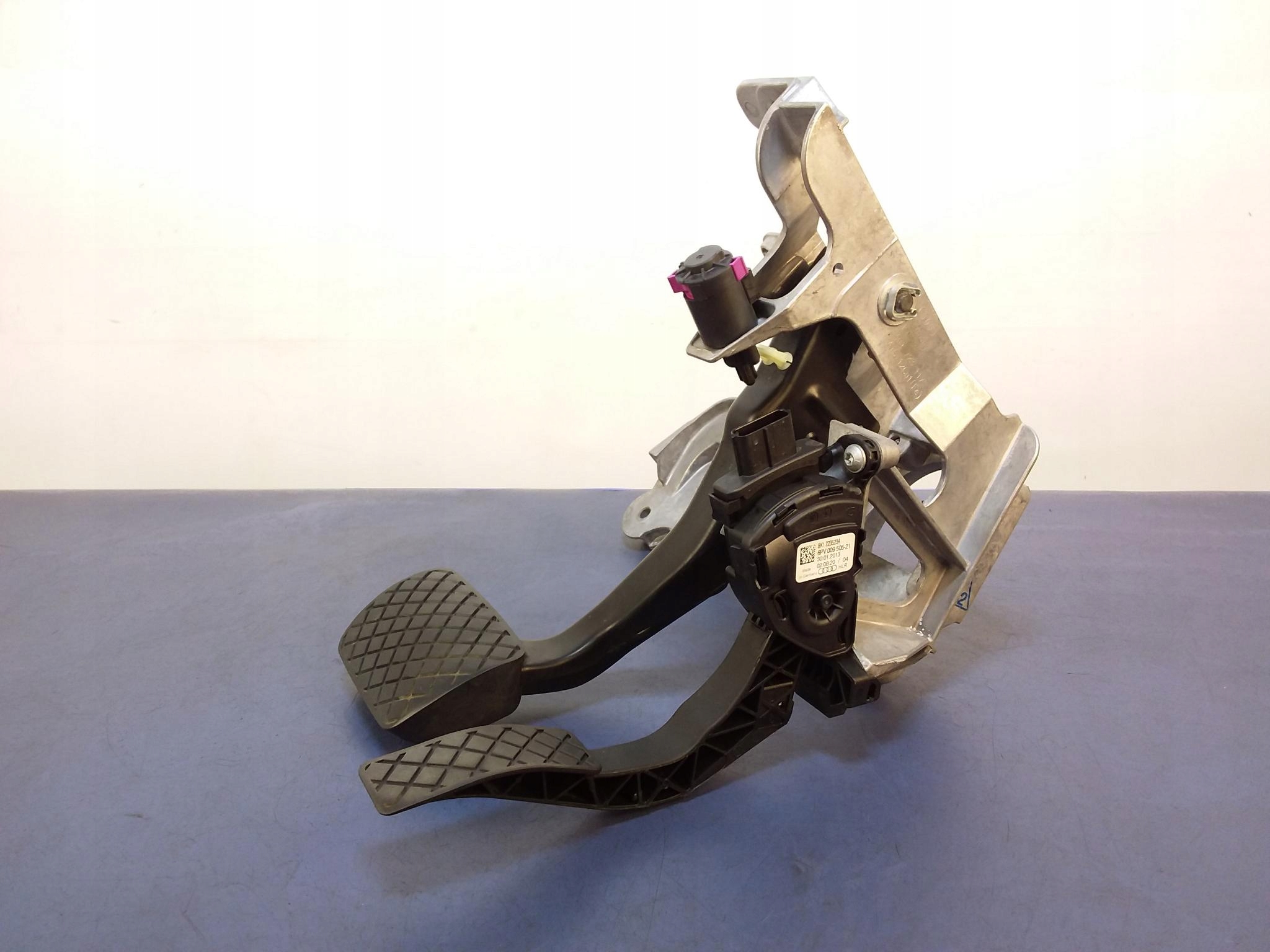 AUDI A8 D4 STELAŻ PEDAŁÓW 4G1723117 Producent części Audi OE