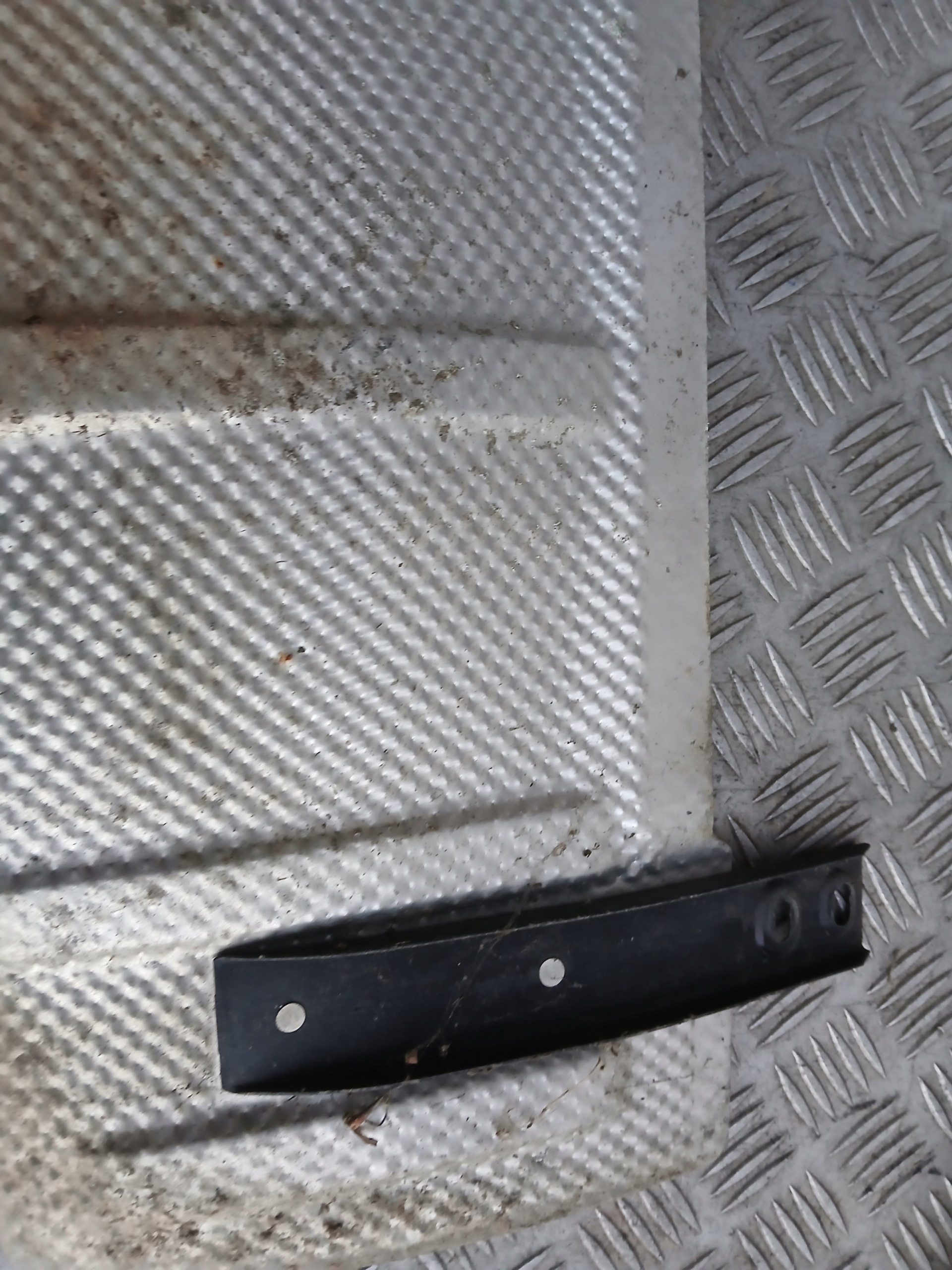 MERCEDES W211 Blende Abdeckung TERMICZNA TLUMIKA links oder rechts