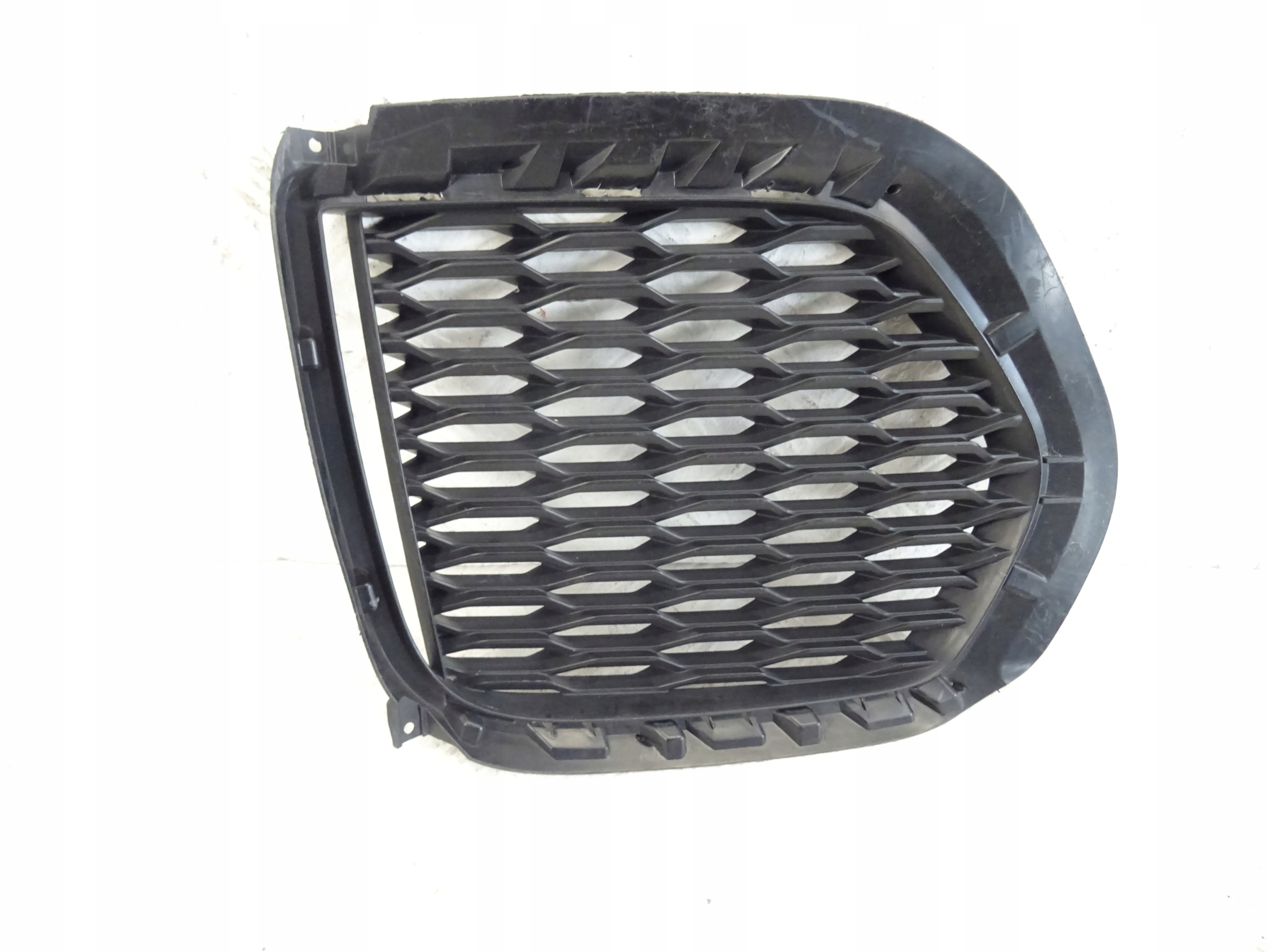 grid of a bumper front front left JAGUAR E-PACE X540 J9C3-15A299-C