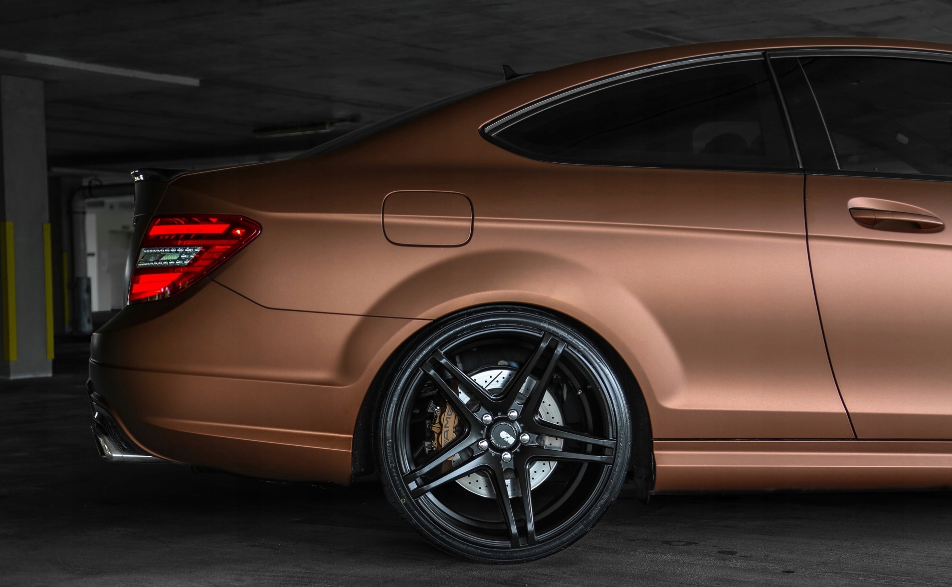 FOLIA BRĄZOWA SATYNA 20m x 152cm PERŁA BRĄZOWY CHROM MAT BRĄZ SAMOCHODOWA Szerokość produktu 152 cm