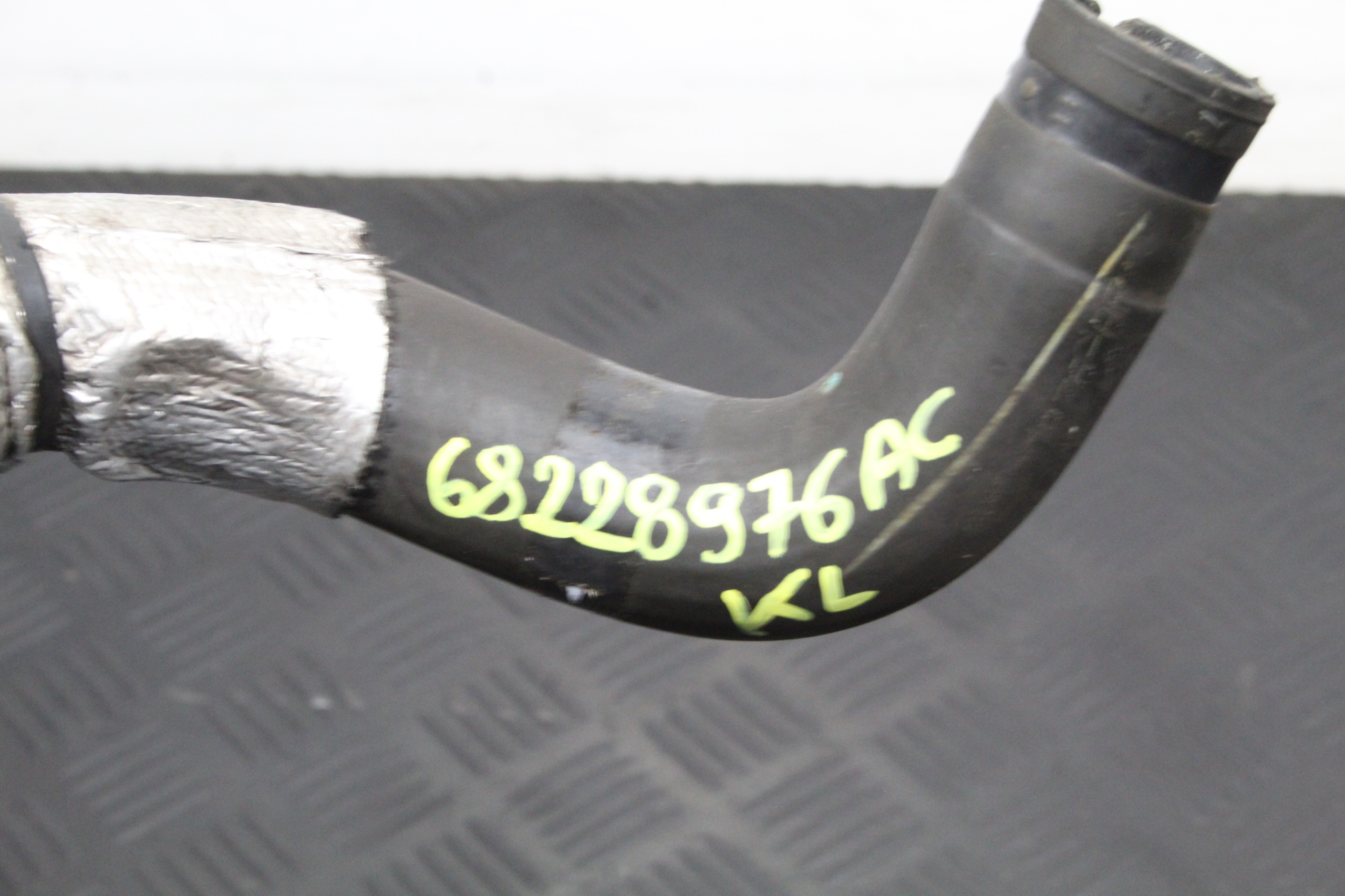 crijevo prijenos vode JEEP CHEROKEE KL 68228976AC