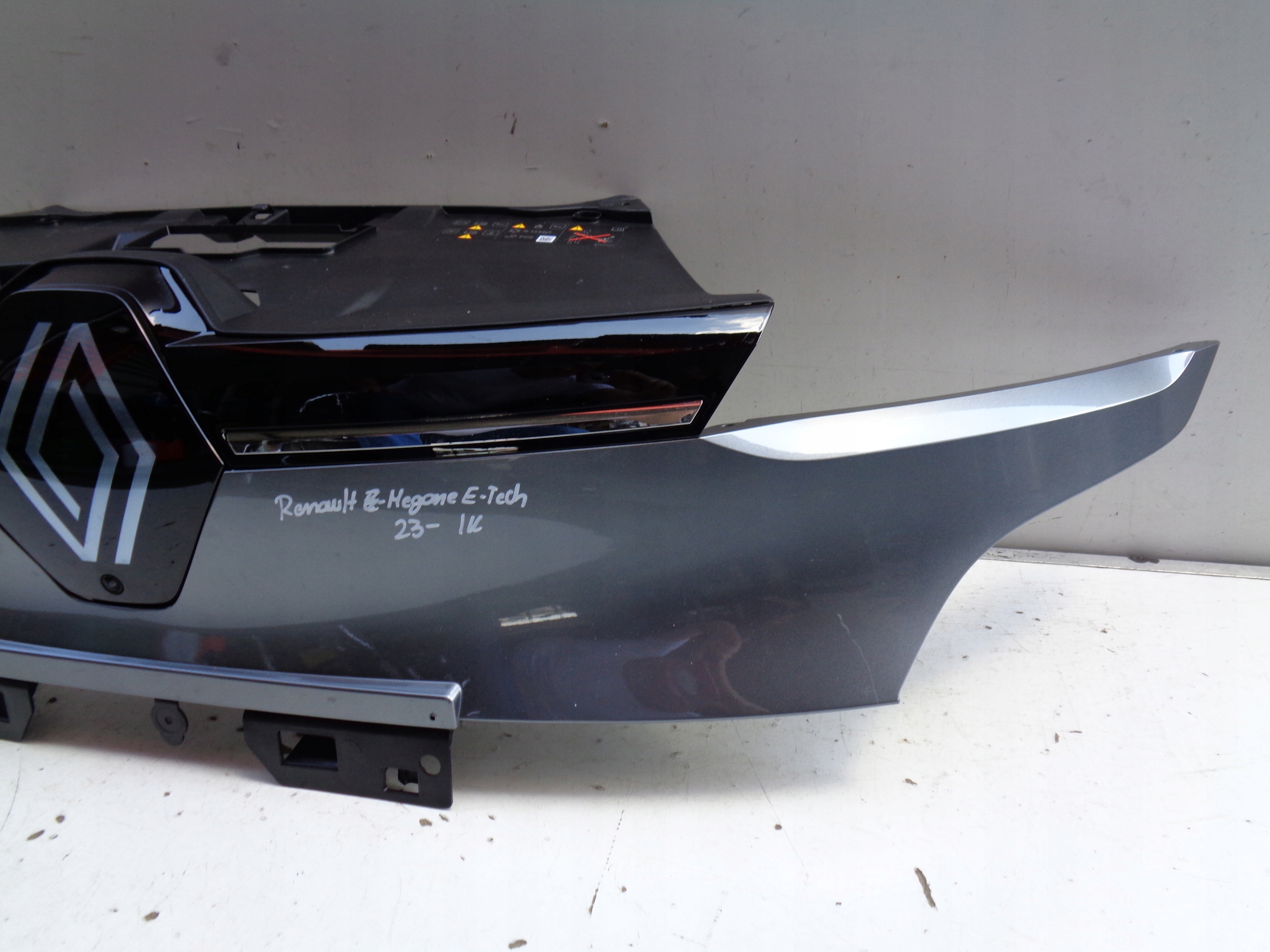 ATRAPA GRILL RENAULT MEGANE V E-TECH 23- POD KAMERE Producent części Renault OE