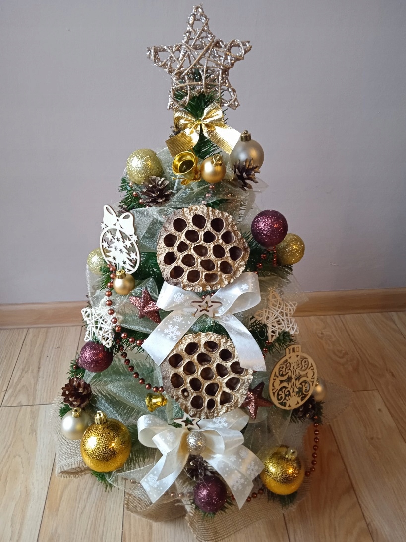 

Choinka z dekoracją ubrana W Donicy lampkami 60 cm