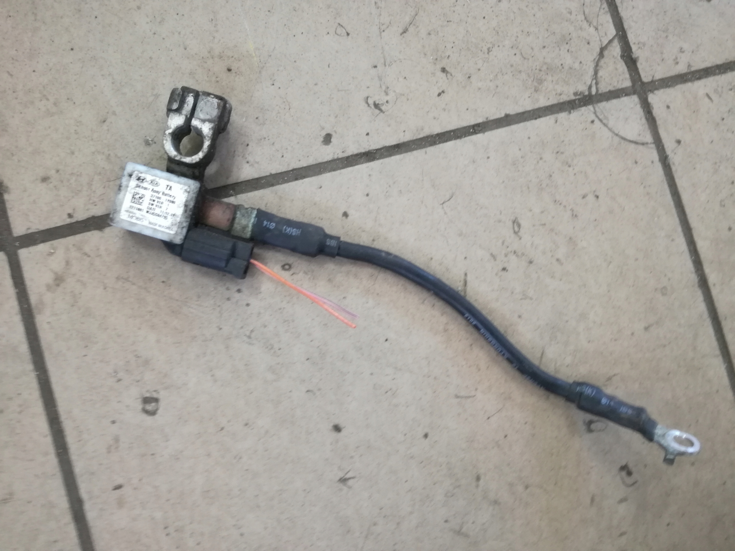 Klema minusowa Kia OE 37180-1Y000