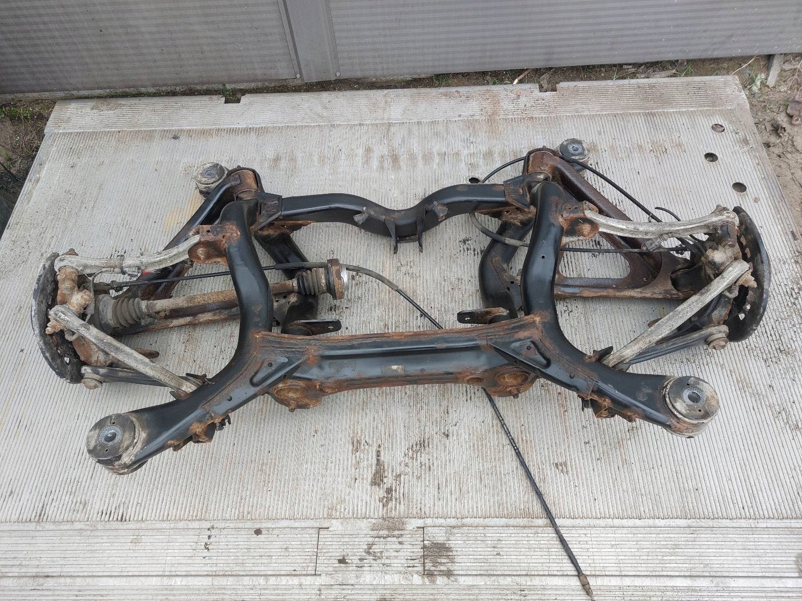 BELKA OŚ ZAWIESZENIA TYŁ + ZWROTNICE WAHACZE PORSCHE CAYENNE I