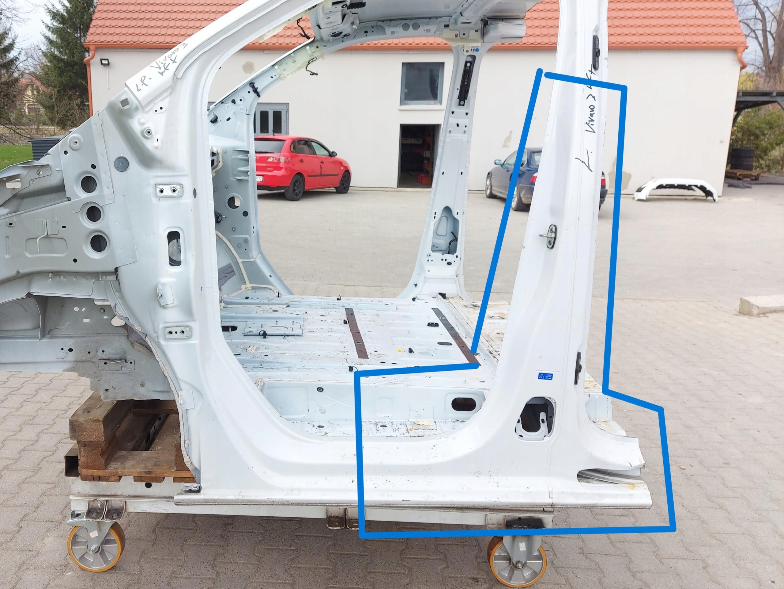 PSA Vivaro Jumpy Expert Proace 2024r Säule mitte links BIALY