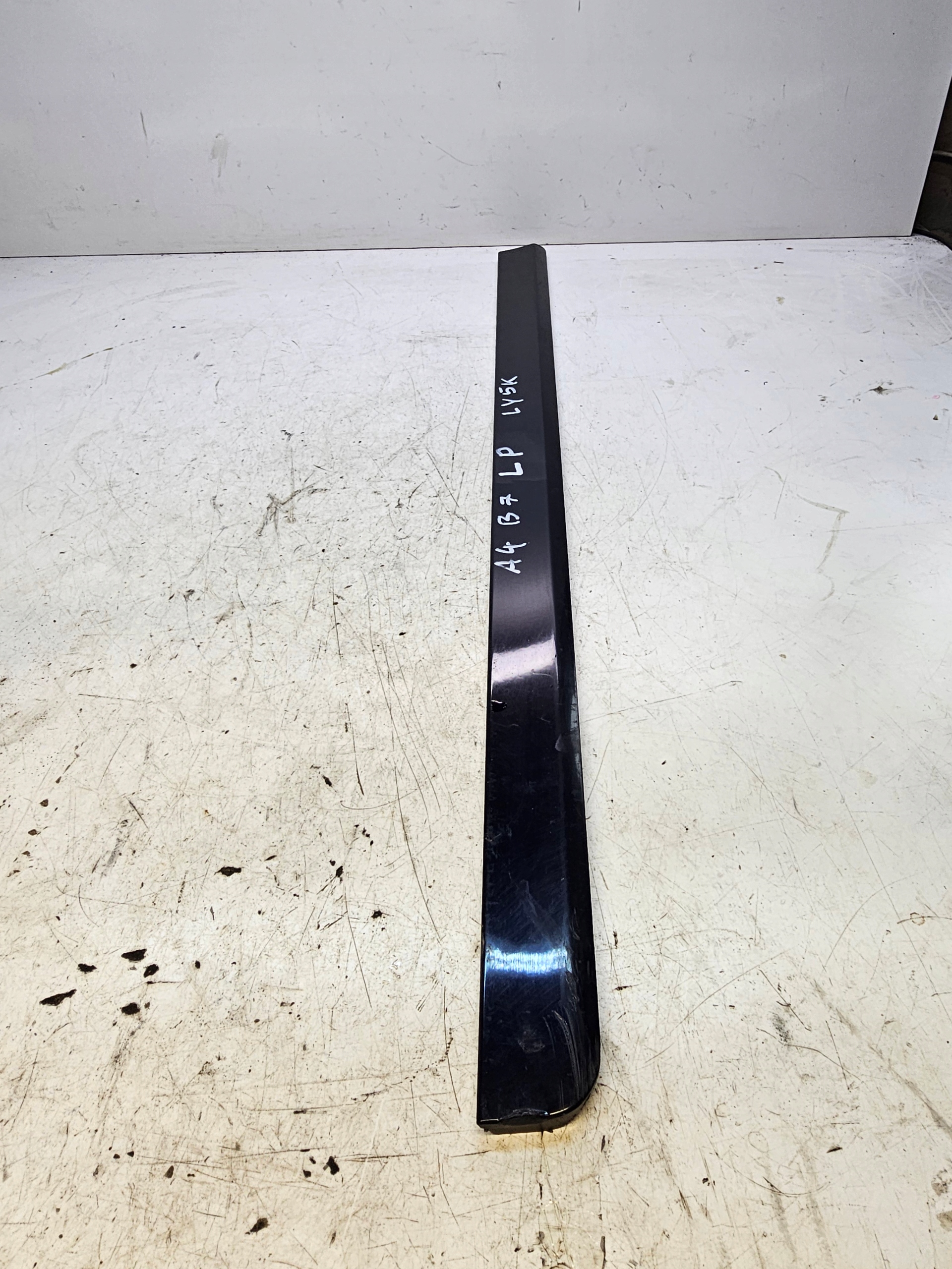 moulding door lower left front AUDI A4 B7 LY5K
