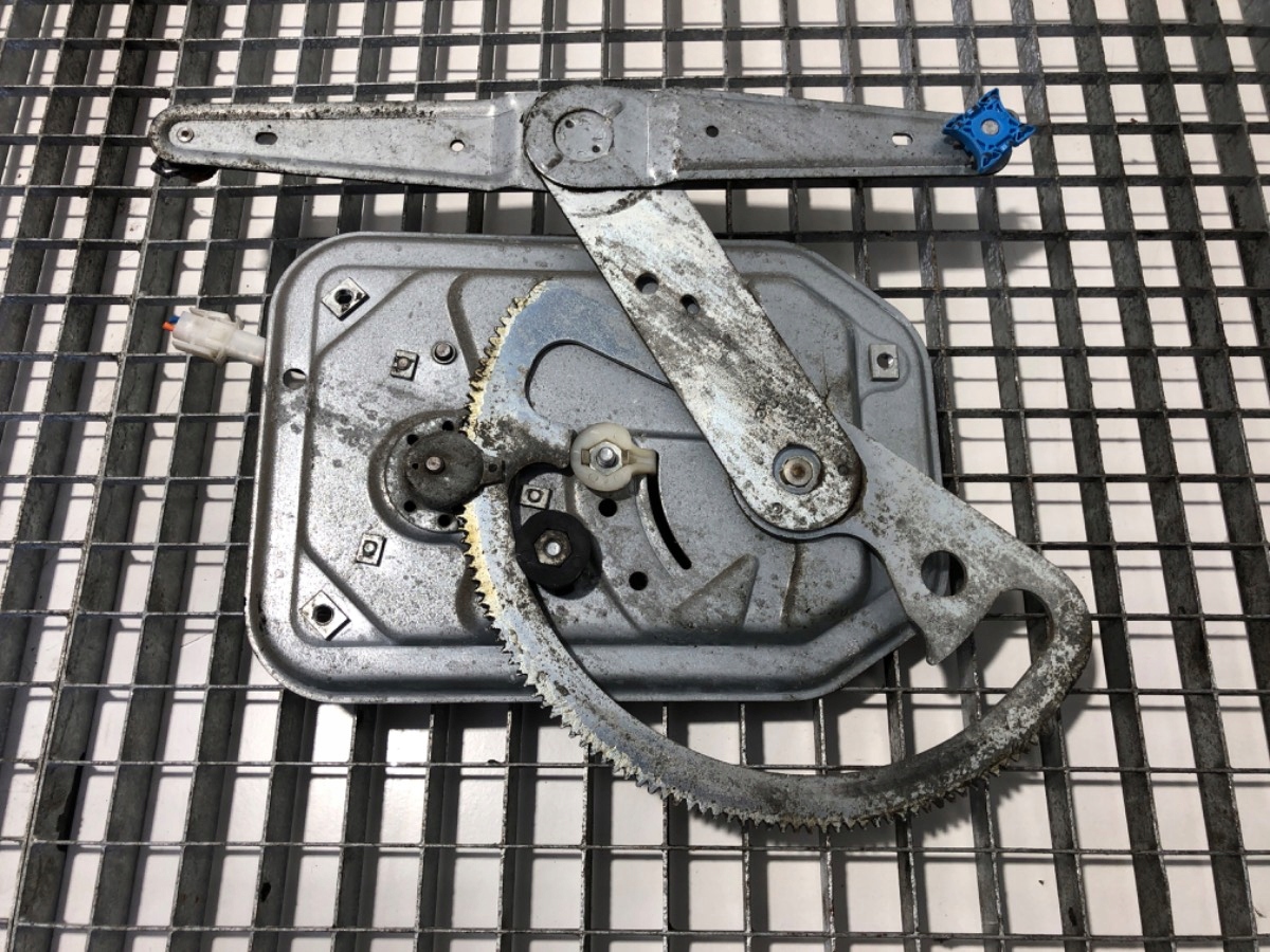 PODNOŚNIK SZYBY PRAWY PRZÓD SCANIA P,G,R,T - series 1442293 Hatchback Producent części OEM