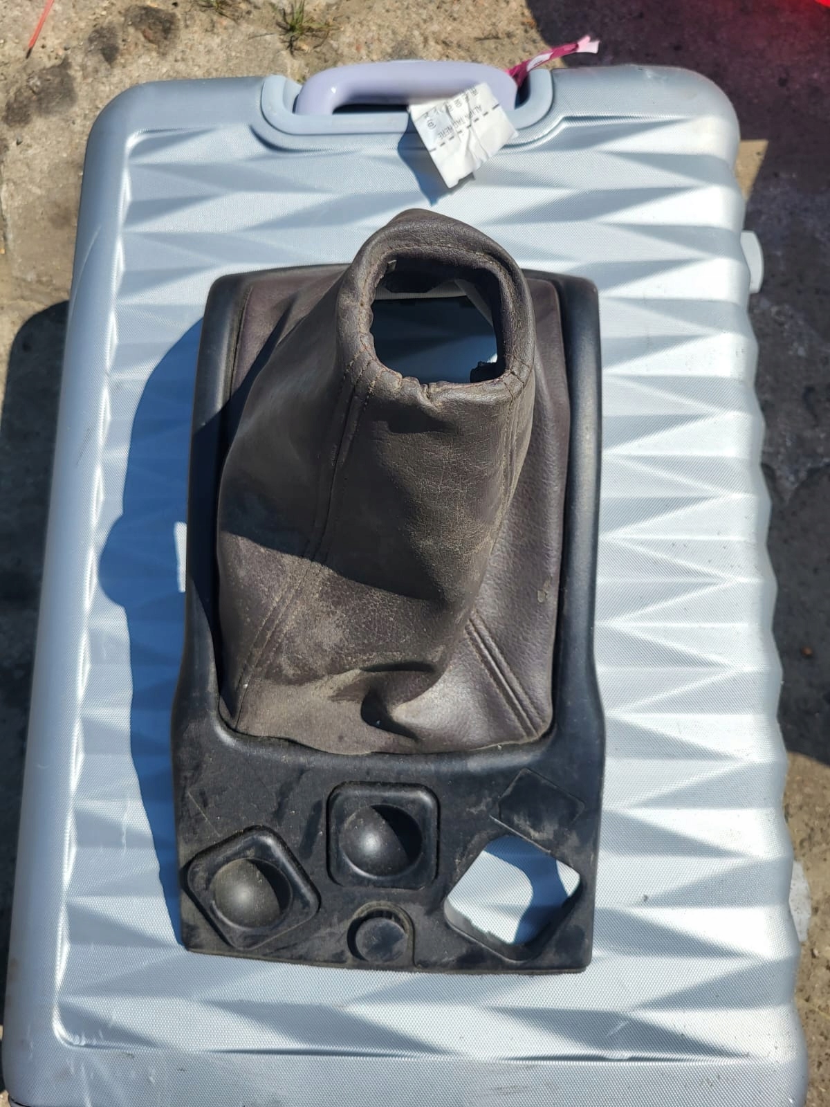 Ramka lewarek zmiany biegow dzwigni Renault oslon Numer katalogowy części 5010589484