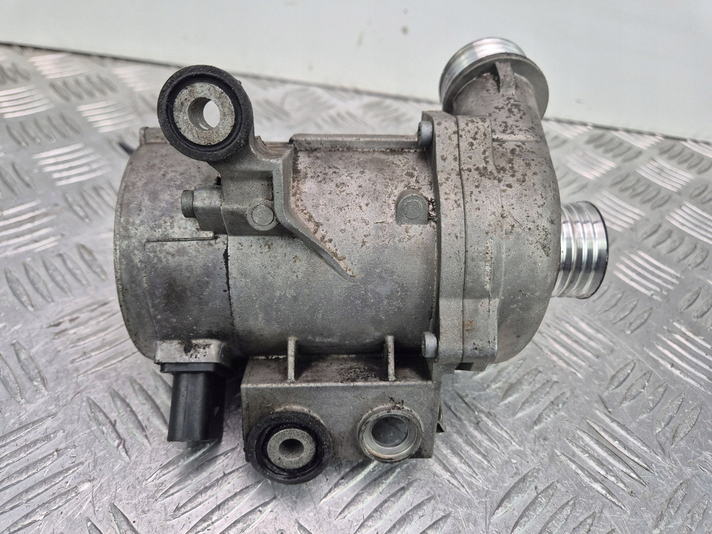 BMW 3 E90 E91 330i water pump 7586924 N52B30AE