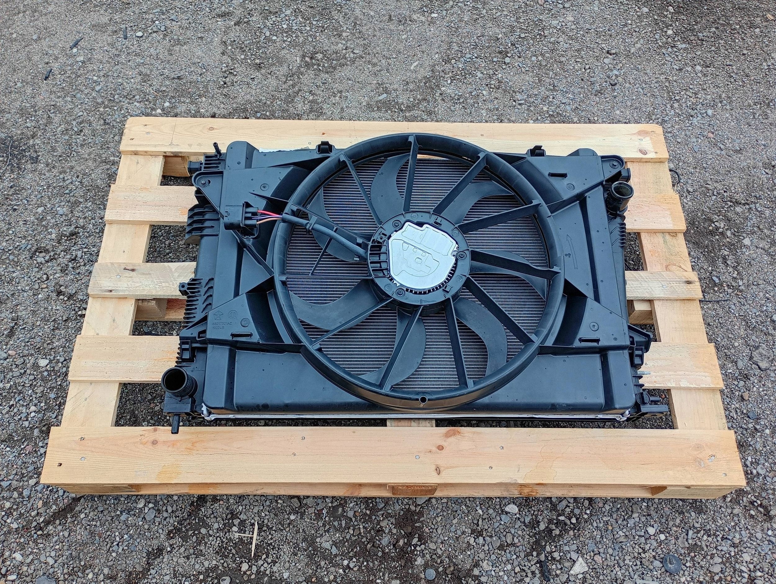 Radiatore / Raffreddatore radiatore d’acqua klimy VENTOLA komplet Chrysler Pacifica 2021