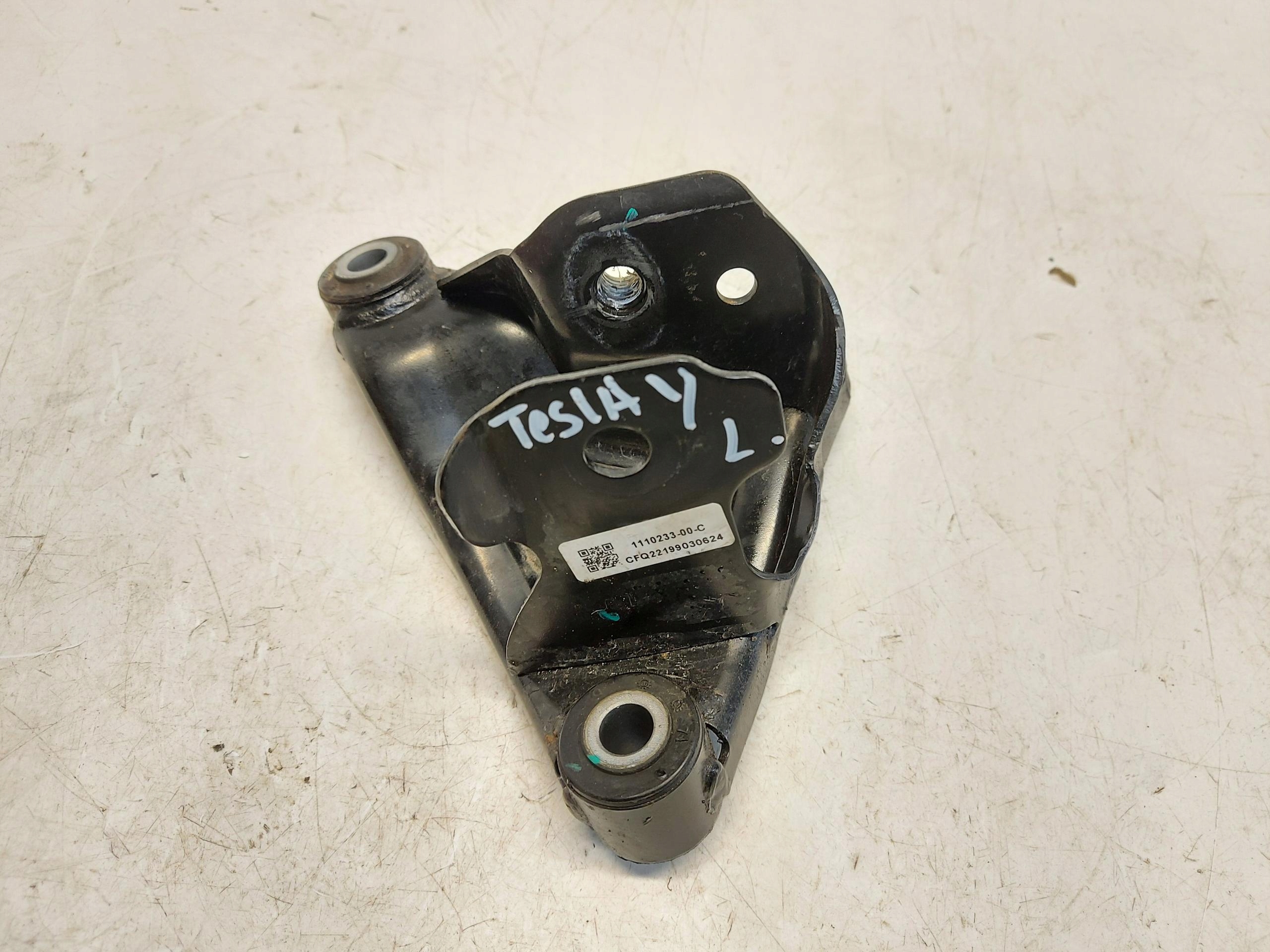 TESLA MODEL Y 2022r holder bracket holder left 1110233-00-C