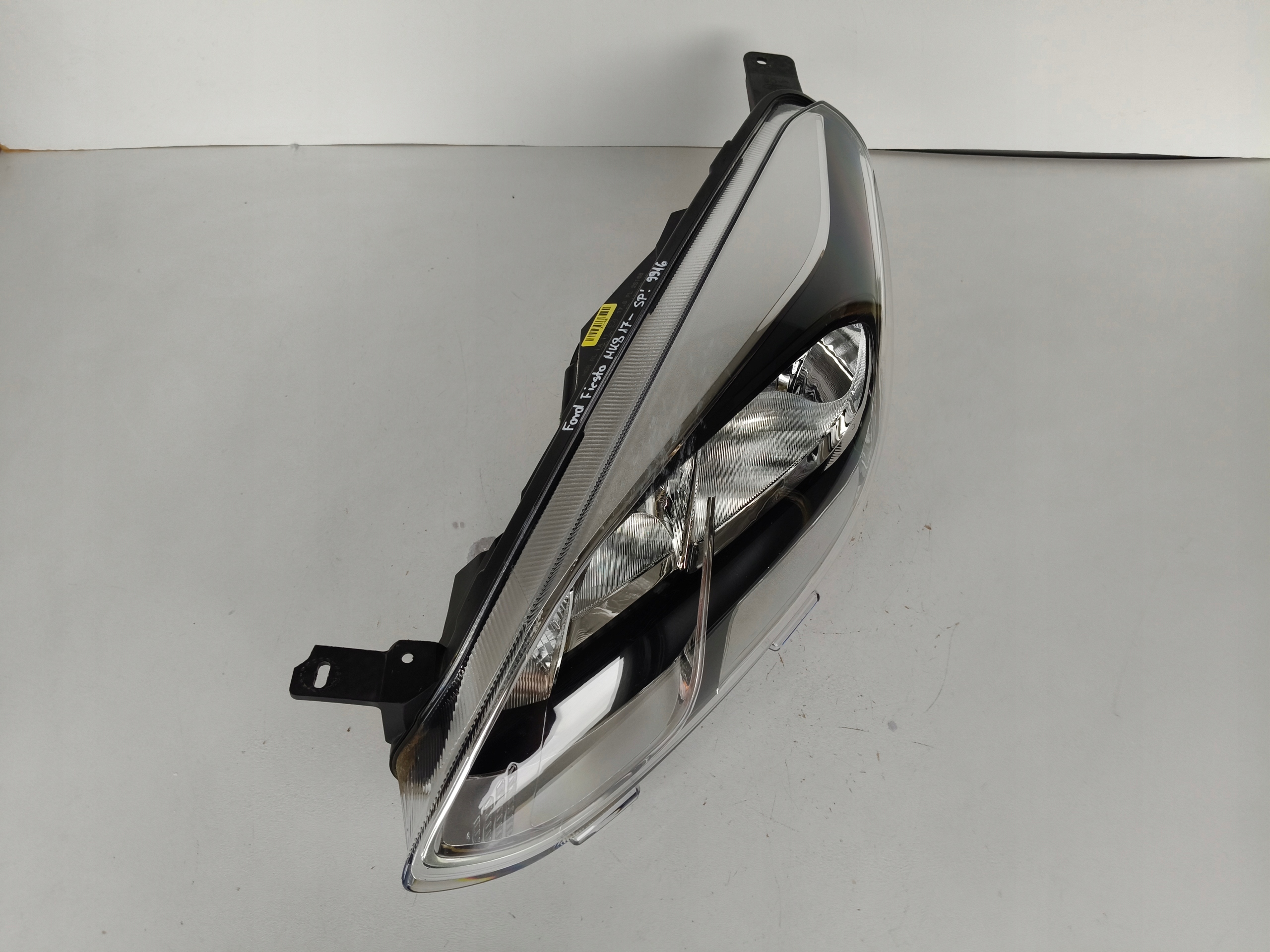 light left REFLEKTOR FORD FIESTA MK8 17