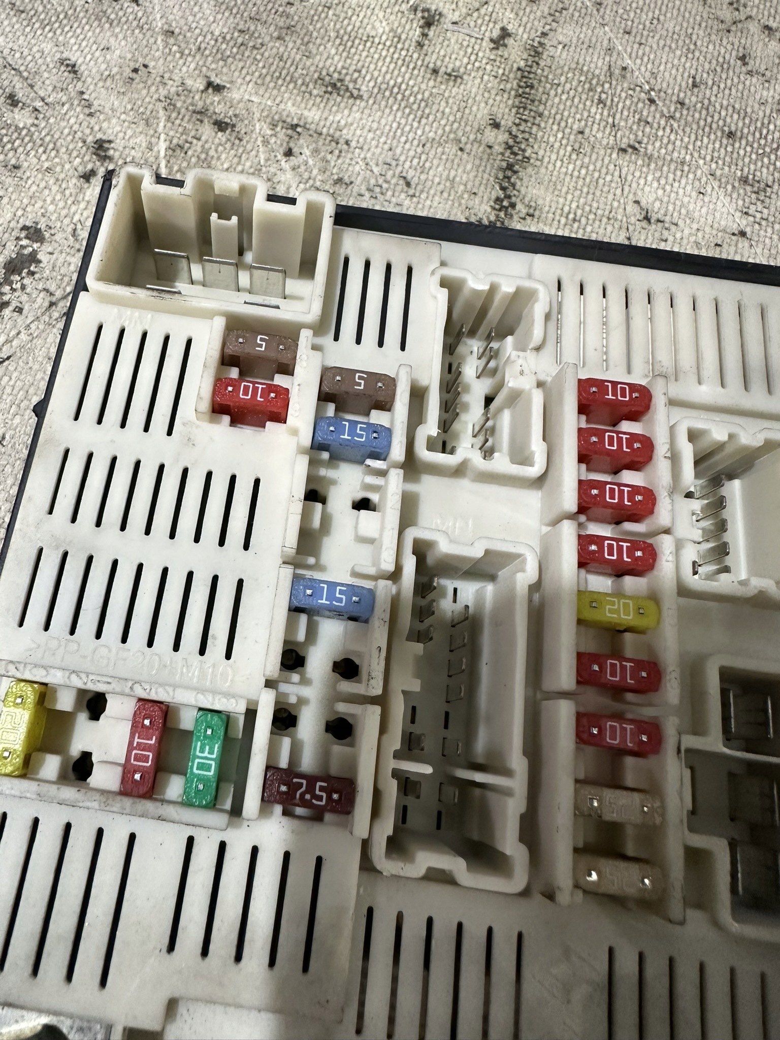 fuse box RENAULT MEGANE II 1.5DCI 8200481866
