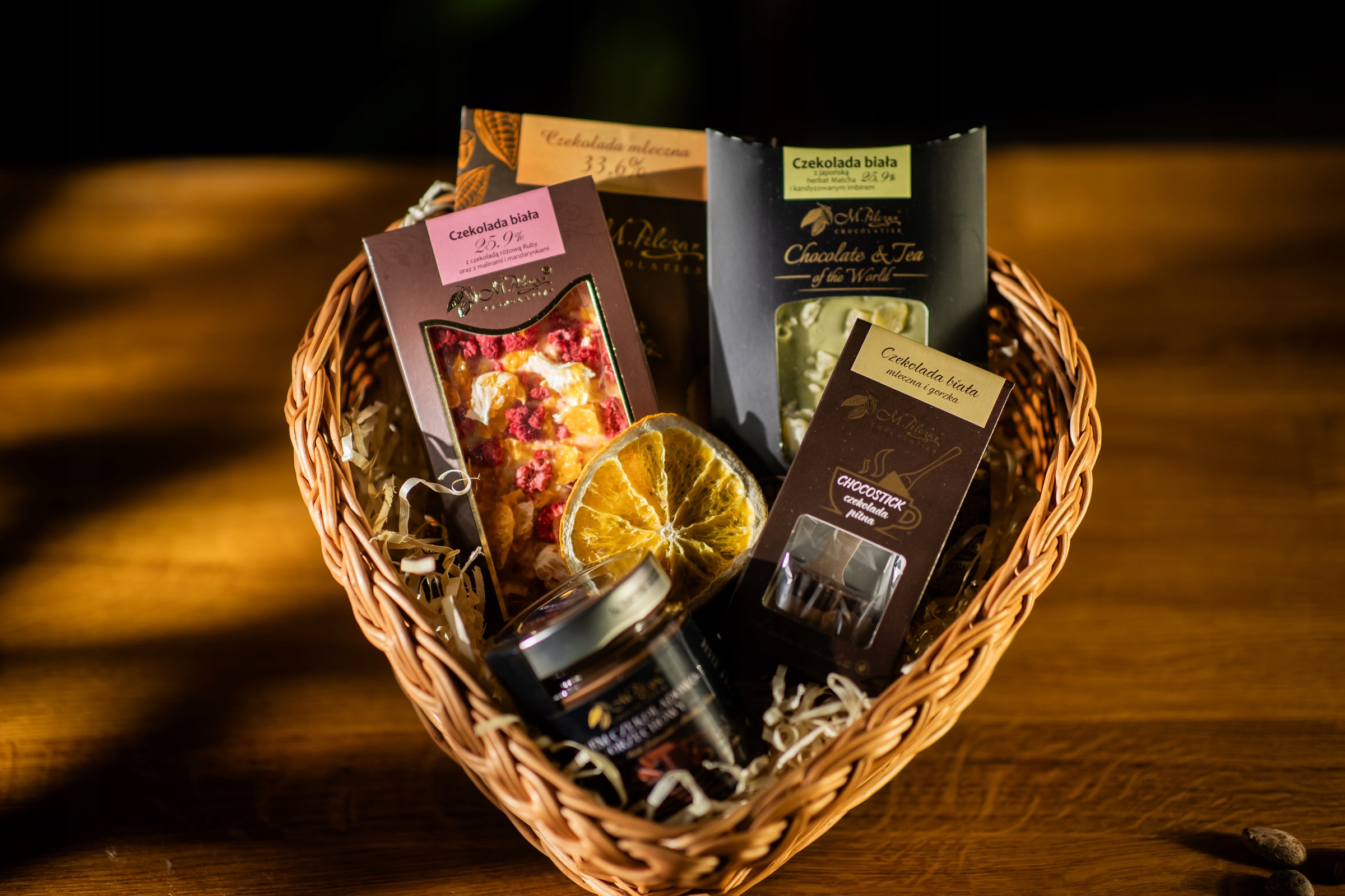 Sada sladkostí v proutěném obalu