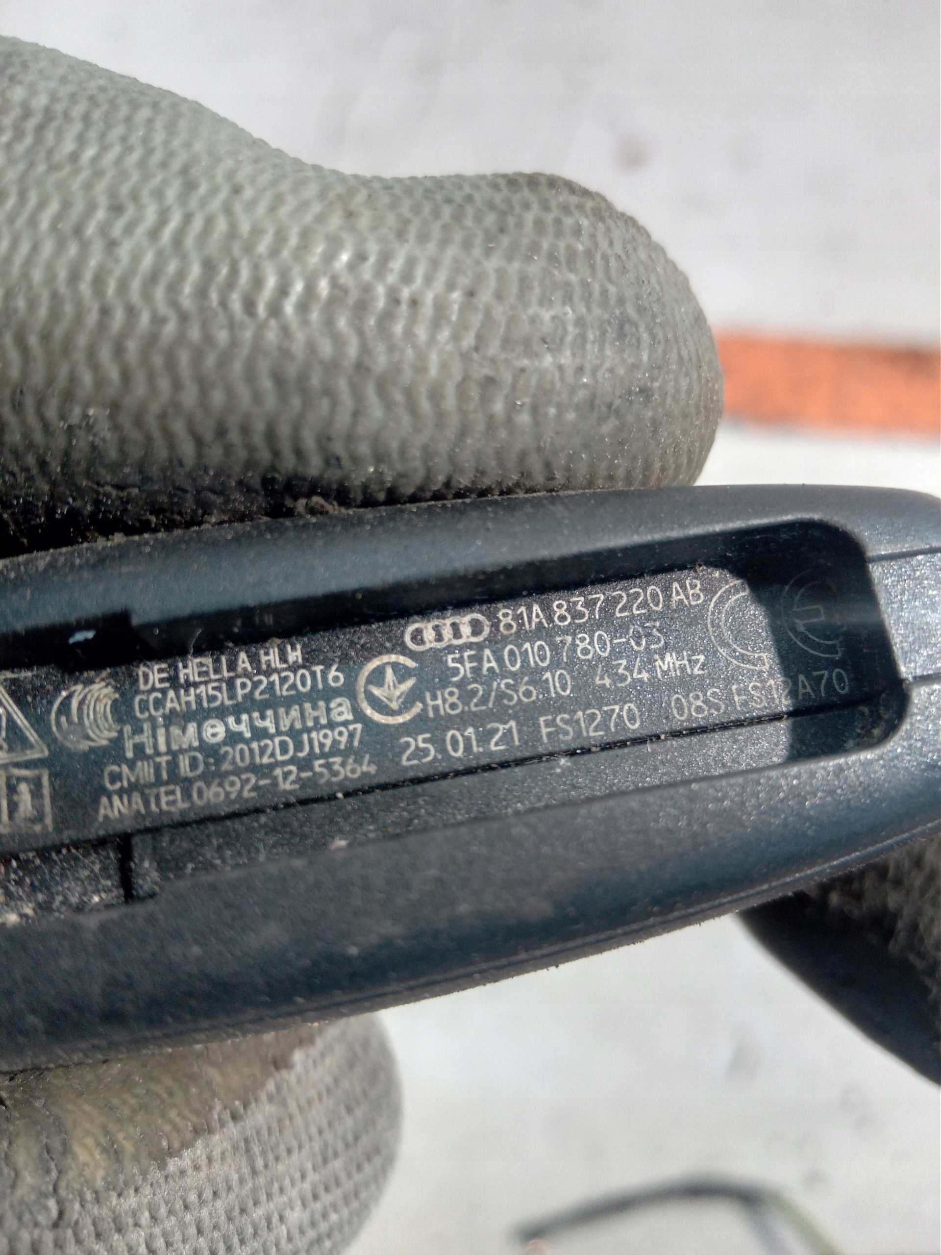 AUDI Q2 LIFT PILOT KLUCZYK 81A837220AB Typ samochodu Samochody osobowe