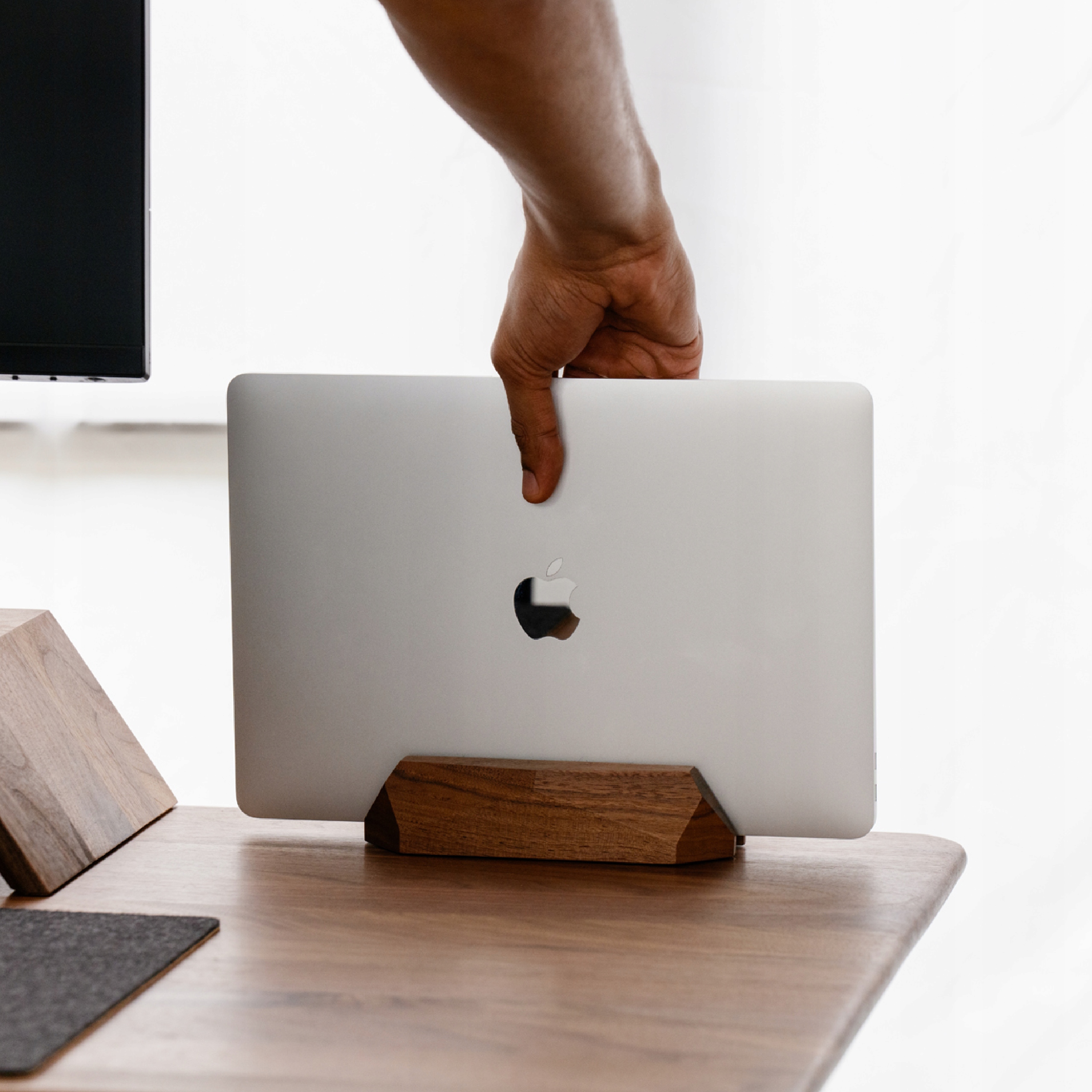 Pionowy stojak na laptopa z drewna dock ORZECH Made in PL Marka Oakywood