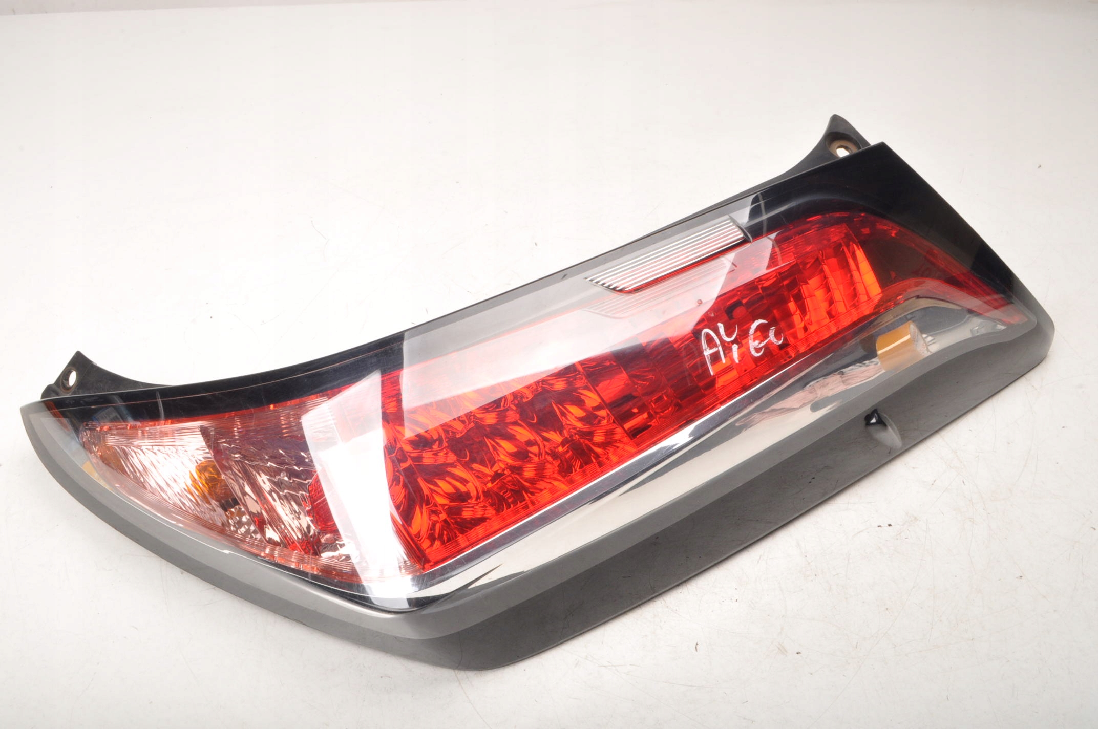 TOYOTA AYGO II ФАРА ПРАВА ЗАДНЯЯ ПРАВЫЙ ЗАД.