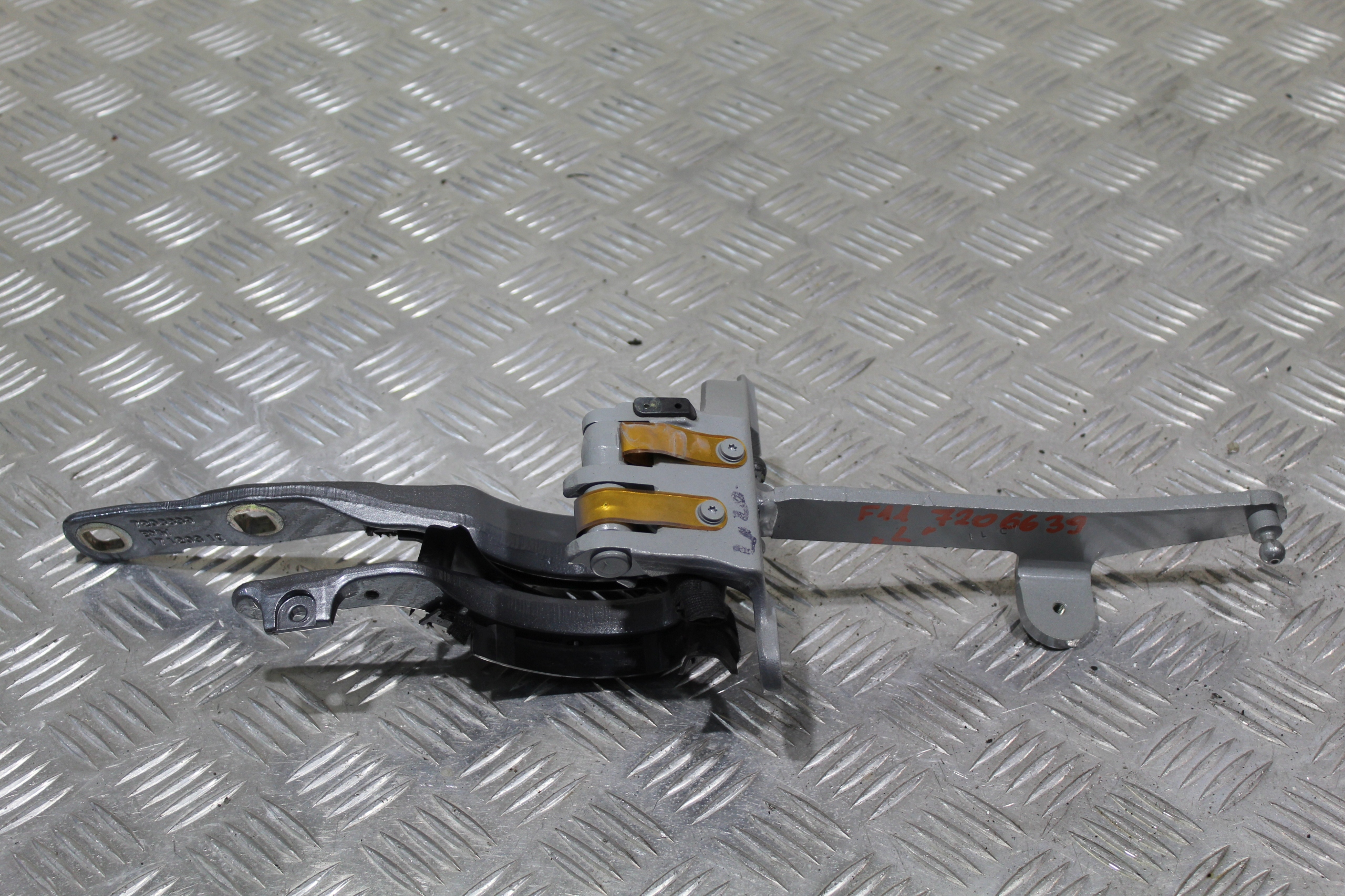 ZAWIAS KLAPY LEWY BMW 5 F11 7206639