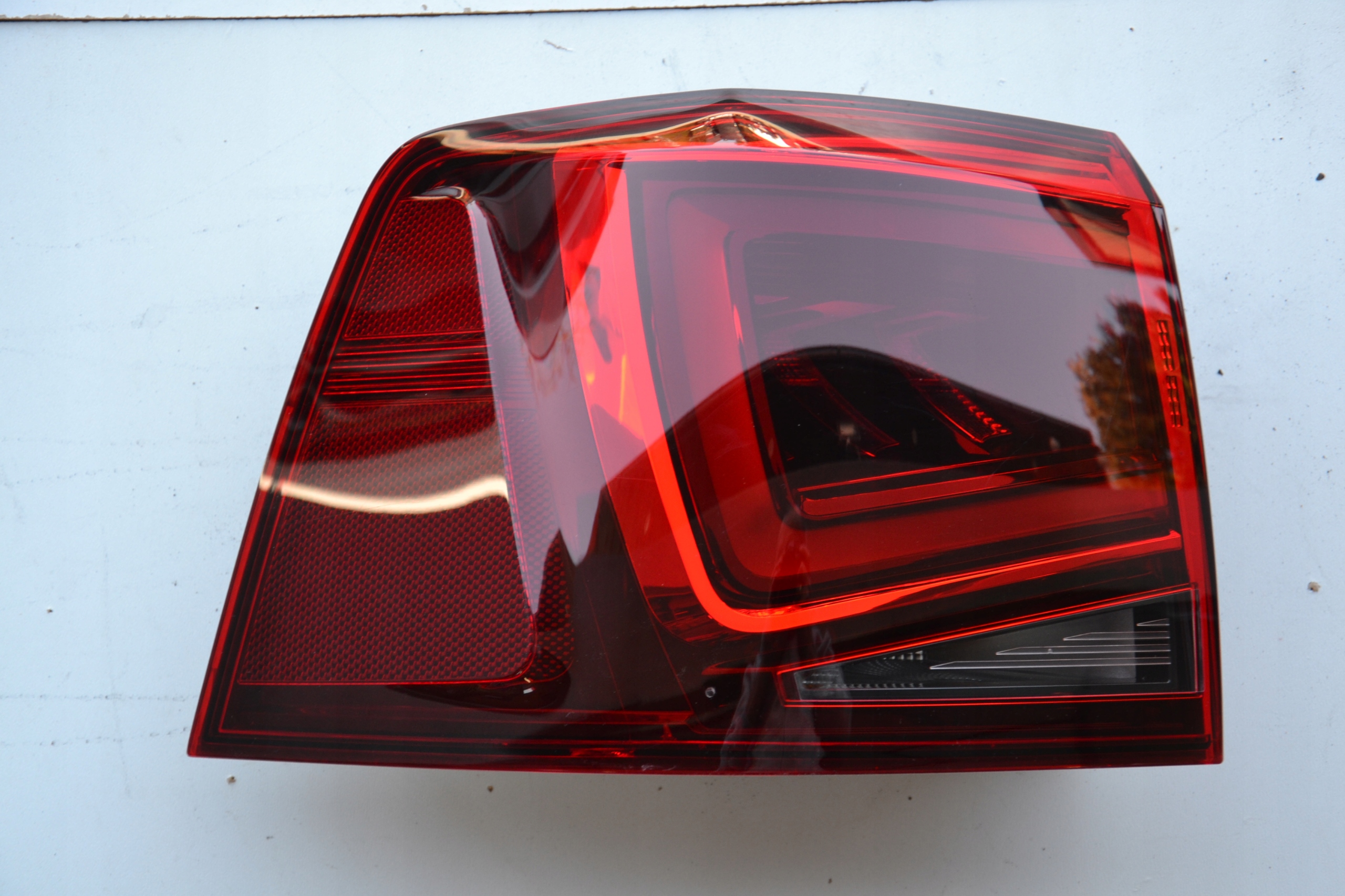 Seat Alhambra II lift 15- lampa lewa tył LED 7N5945207 oryginał igła