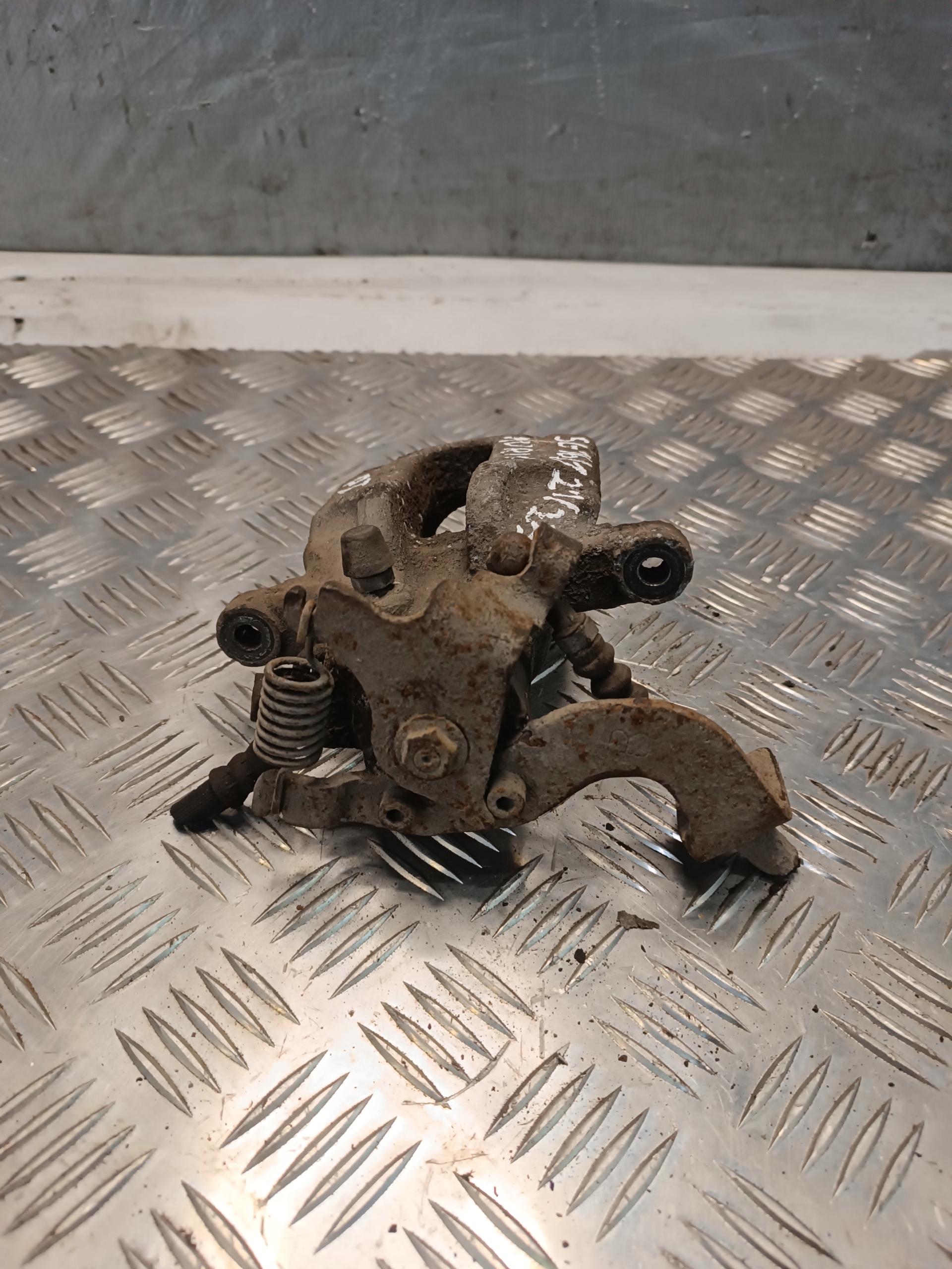 caliper brake right rear part TOYOTA AURIS and 1.4D