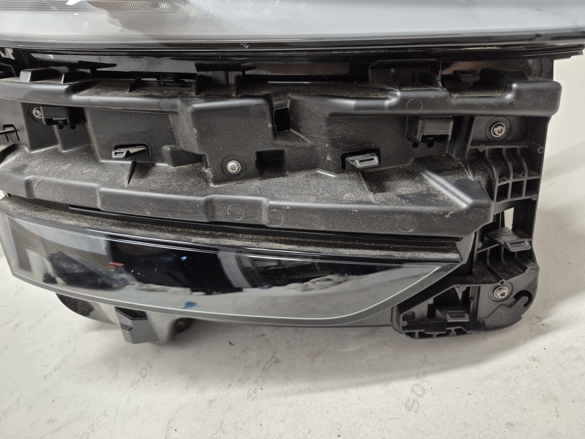 TESLA Y LIFT JUNIPER 25- light right front front FULL LED 1918351-00-D