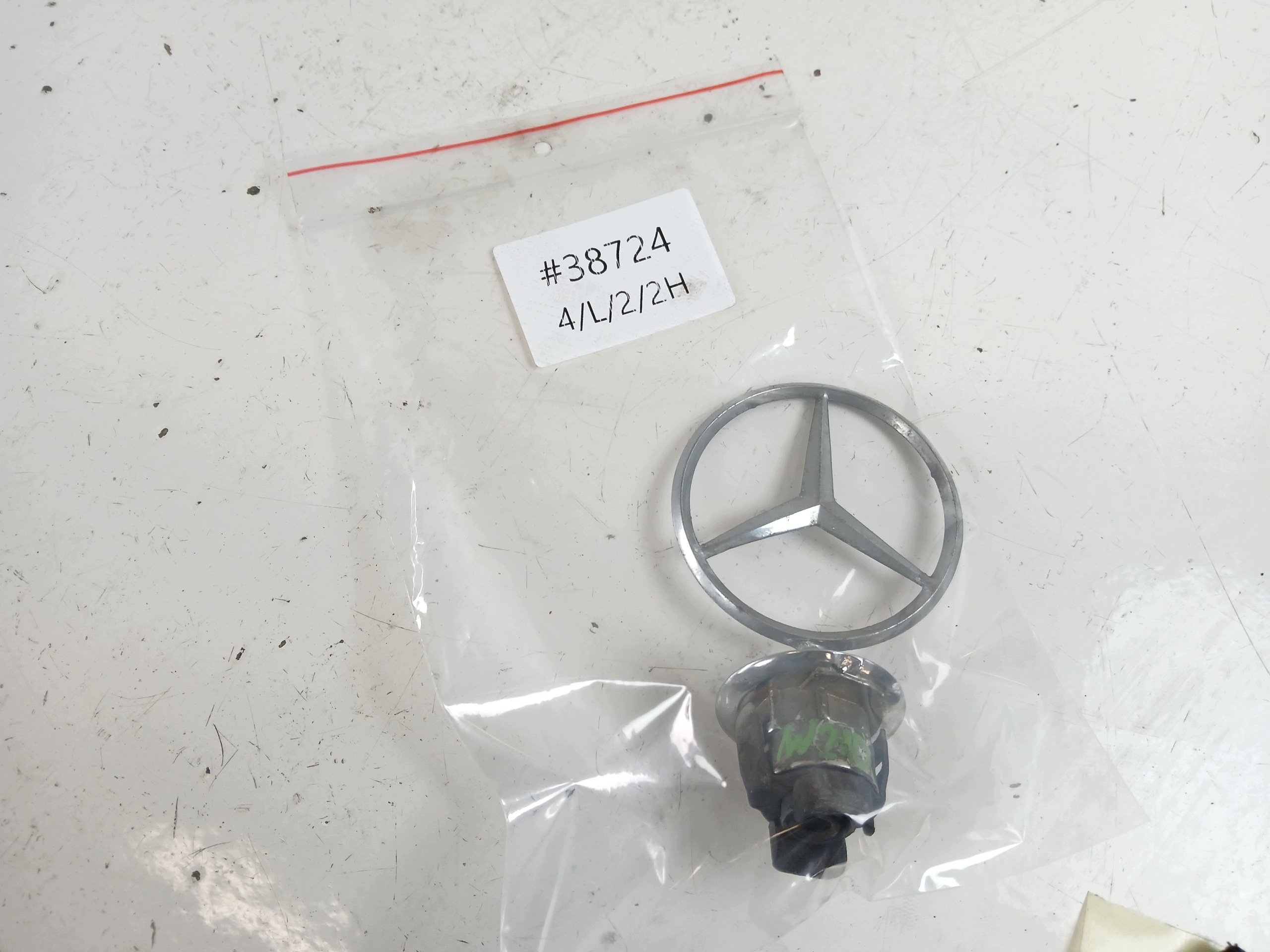 MERCEDES W210 EMBLEMAT Logo CELOWNIK