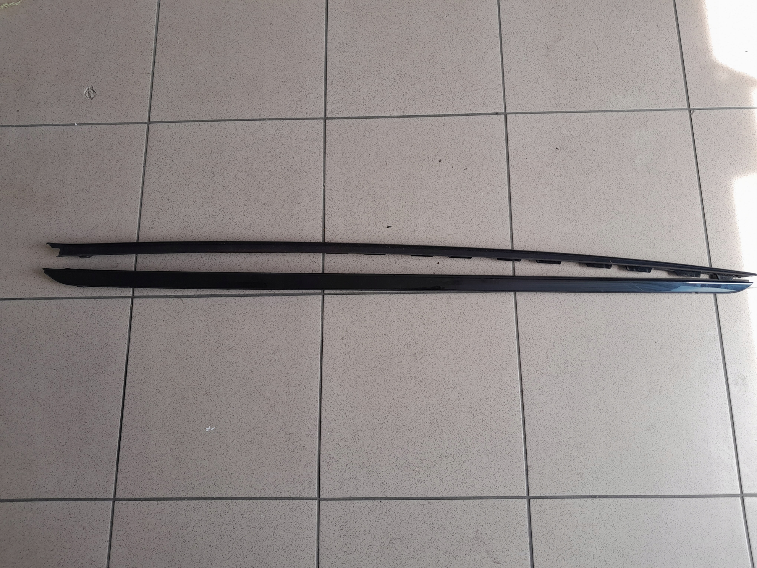 HYUNDAI STARIA 2021- LISTWA SZYBA CZOŁOWEJ PRZÓD