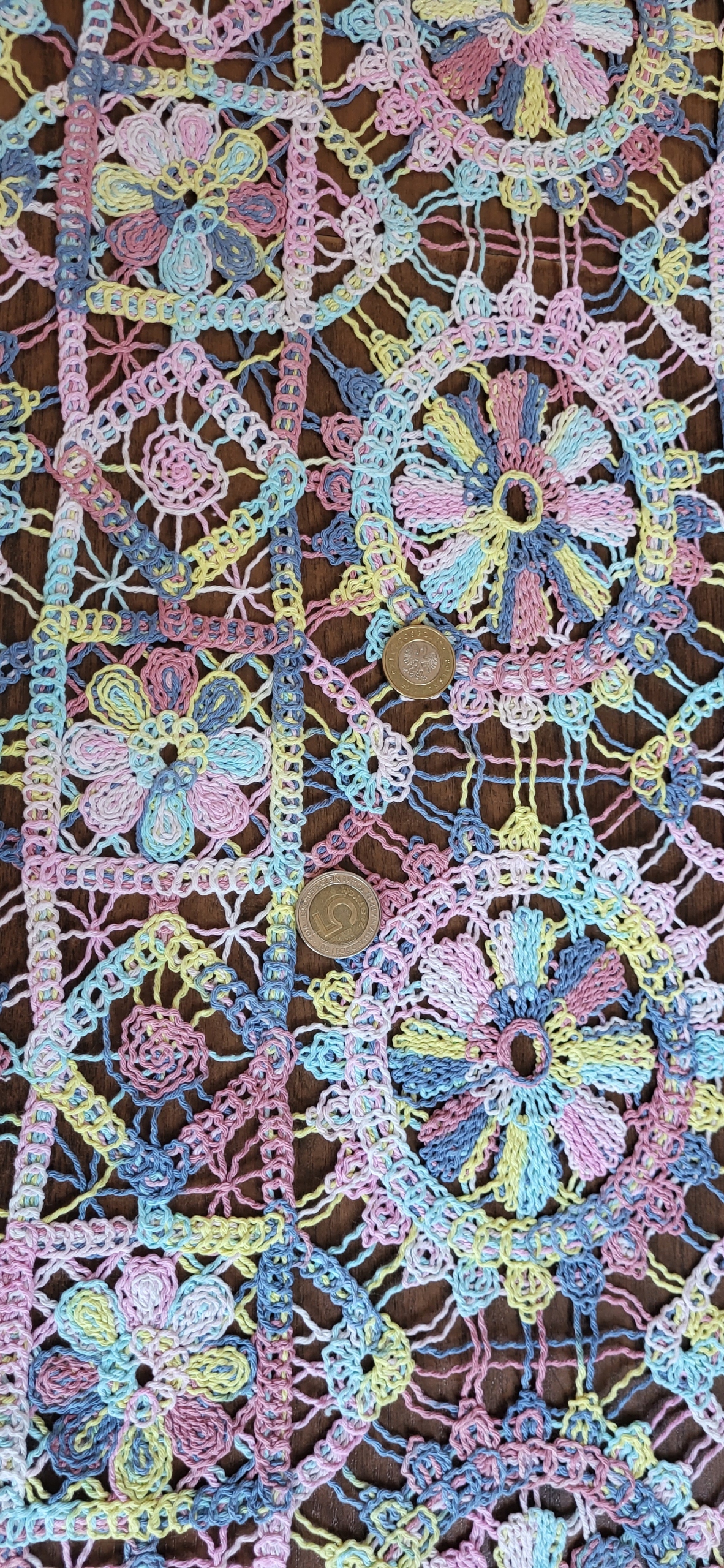 silná italská vícebarevná krajka ve stylu gipiury