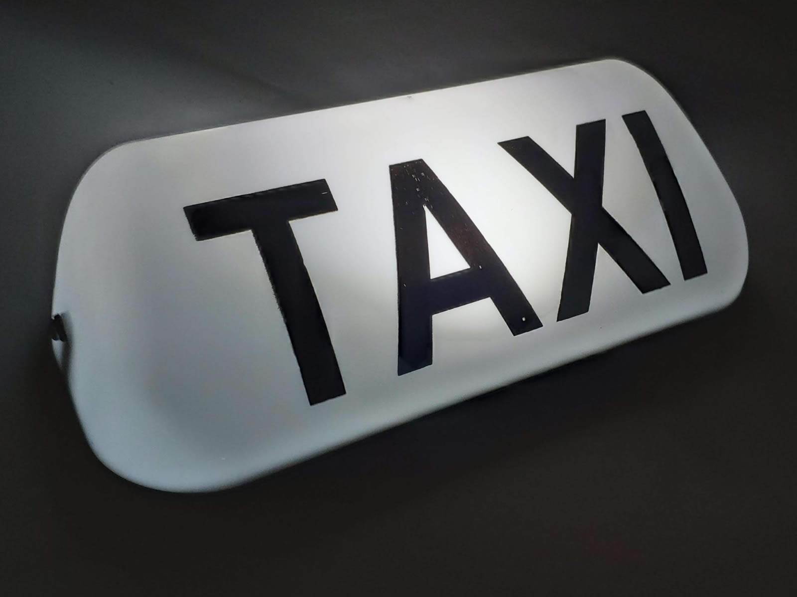 BEZPRZEWODOWA LAMPA KOGUT TAXI LED NA PILOTA BIAŁA Numer katalogowy części 43231