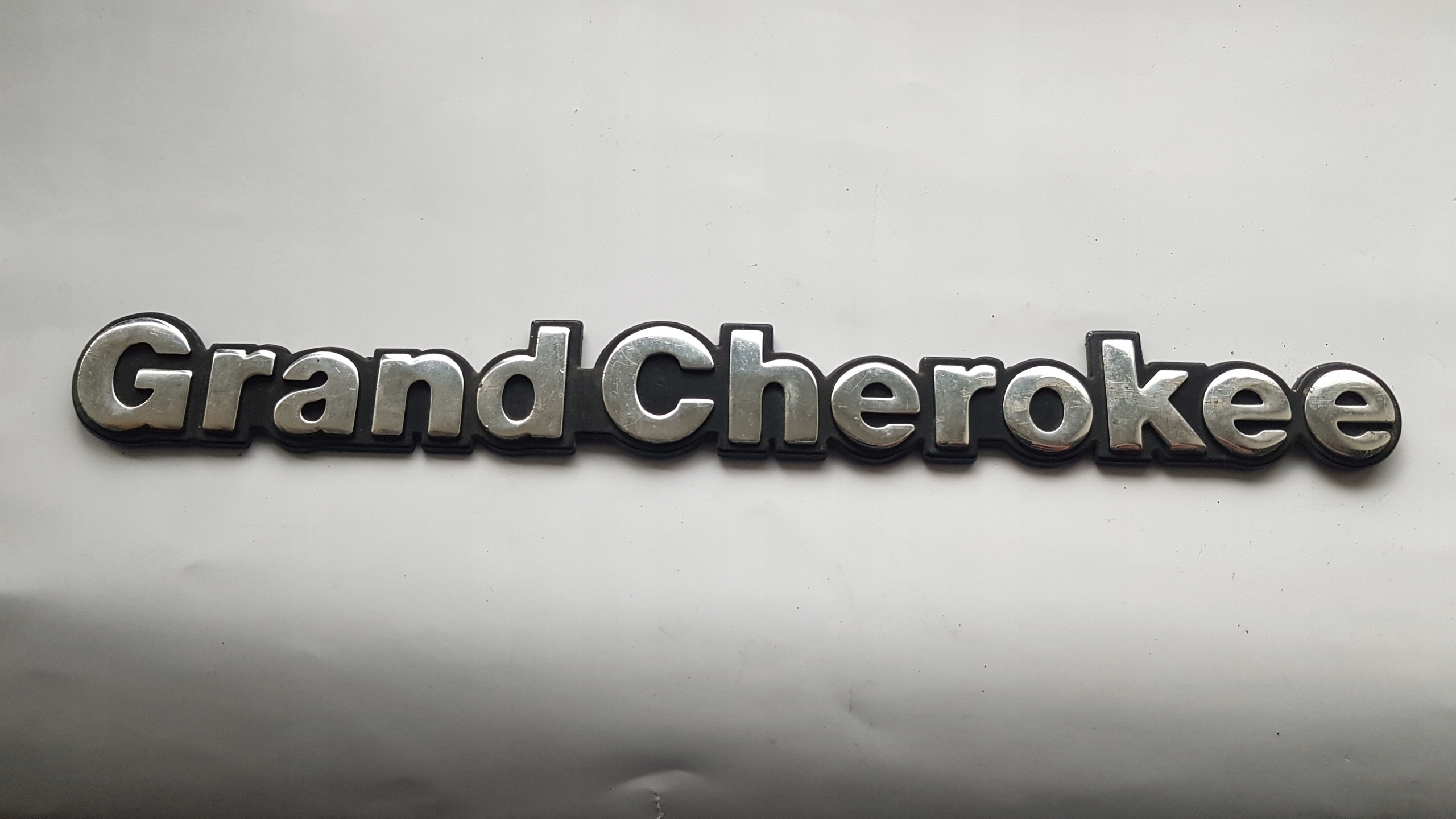 EMBLEMAT- NAPIS GRAND CHEROKEE - LITERY NA KLAPĘ