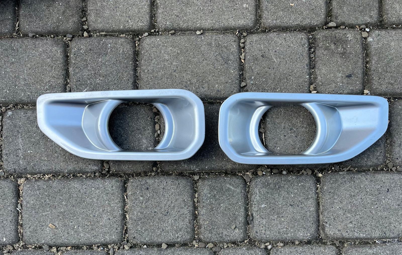 RAMKA HALOGENU OSŁONA OBRAMÓWKA PRAWA LEWA JEEP WRANGLER JL GLADIATOR