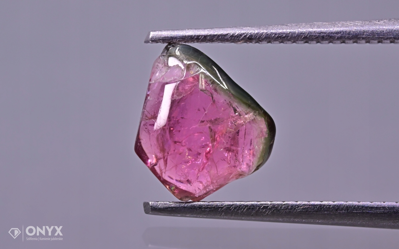 Turmalín konvexní nepravidelná dlažba 7,5x6 mm