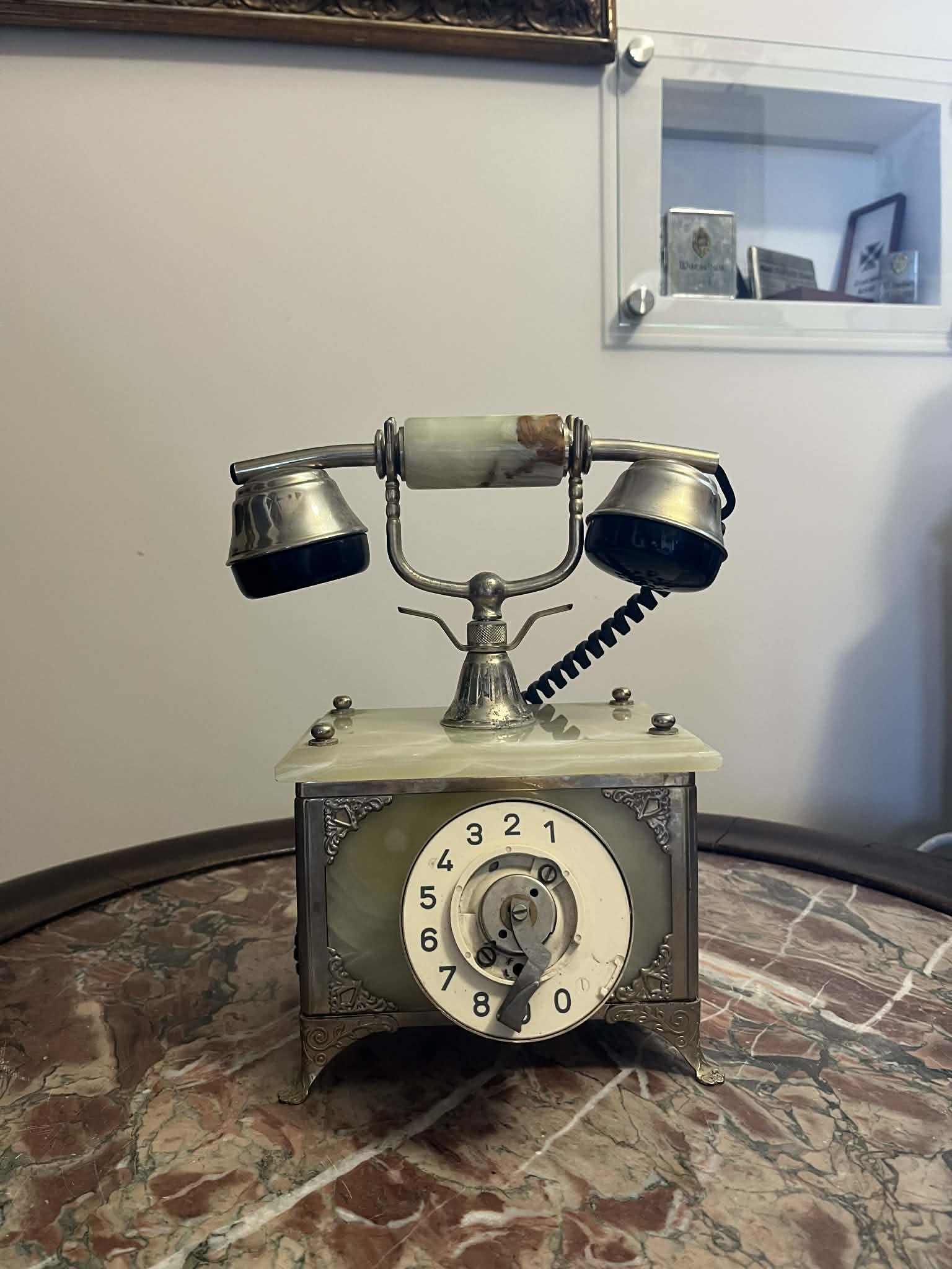 STARY MARMUROWY TELEFON NA KORBKĘ