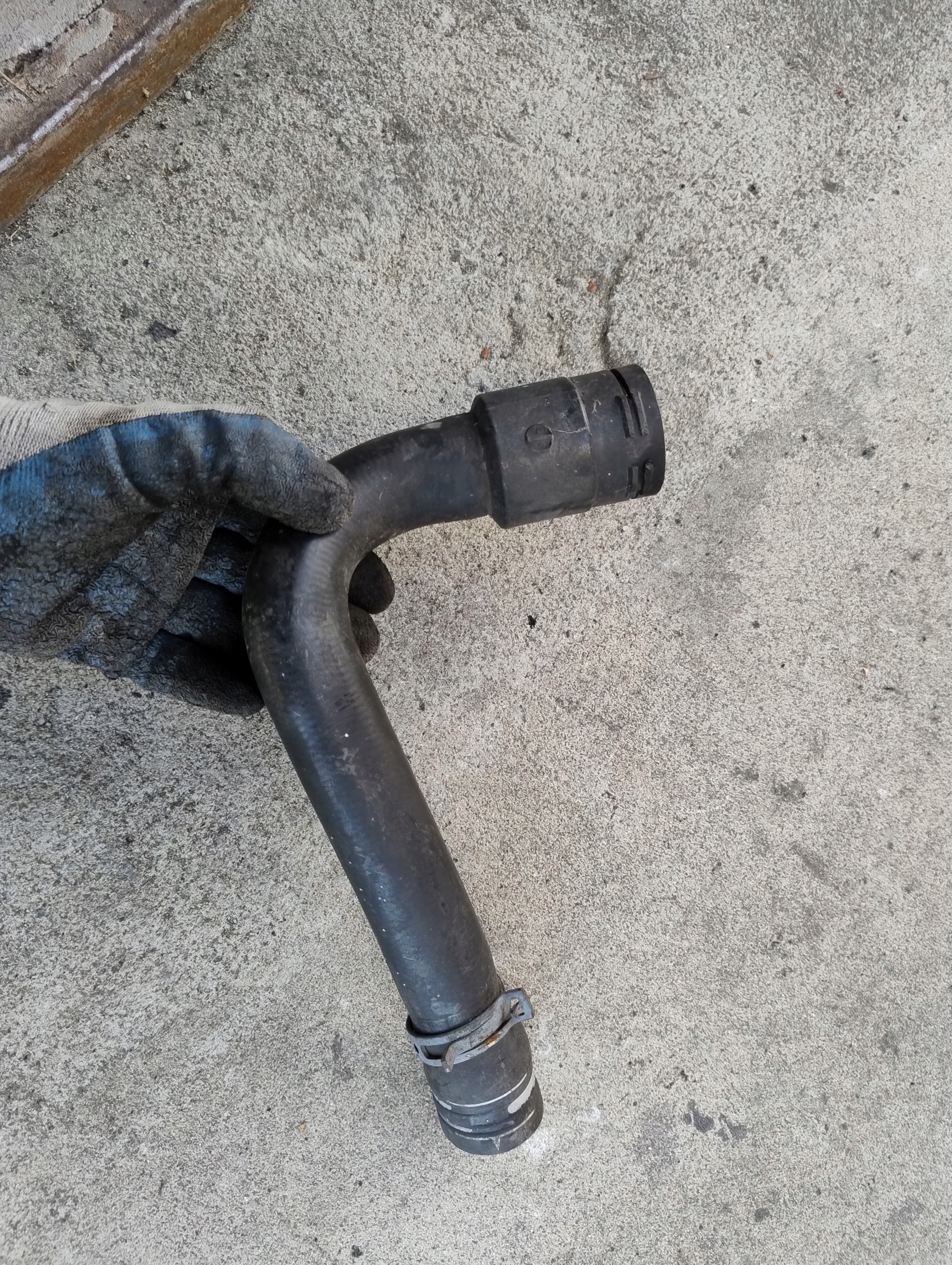 vedení hadice vody PASSAT B5 AUDI A4 1.6 8D0121101K