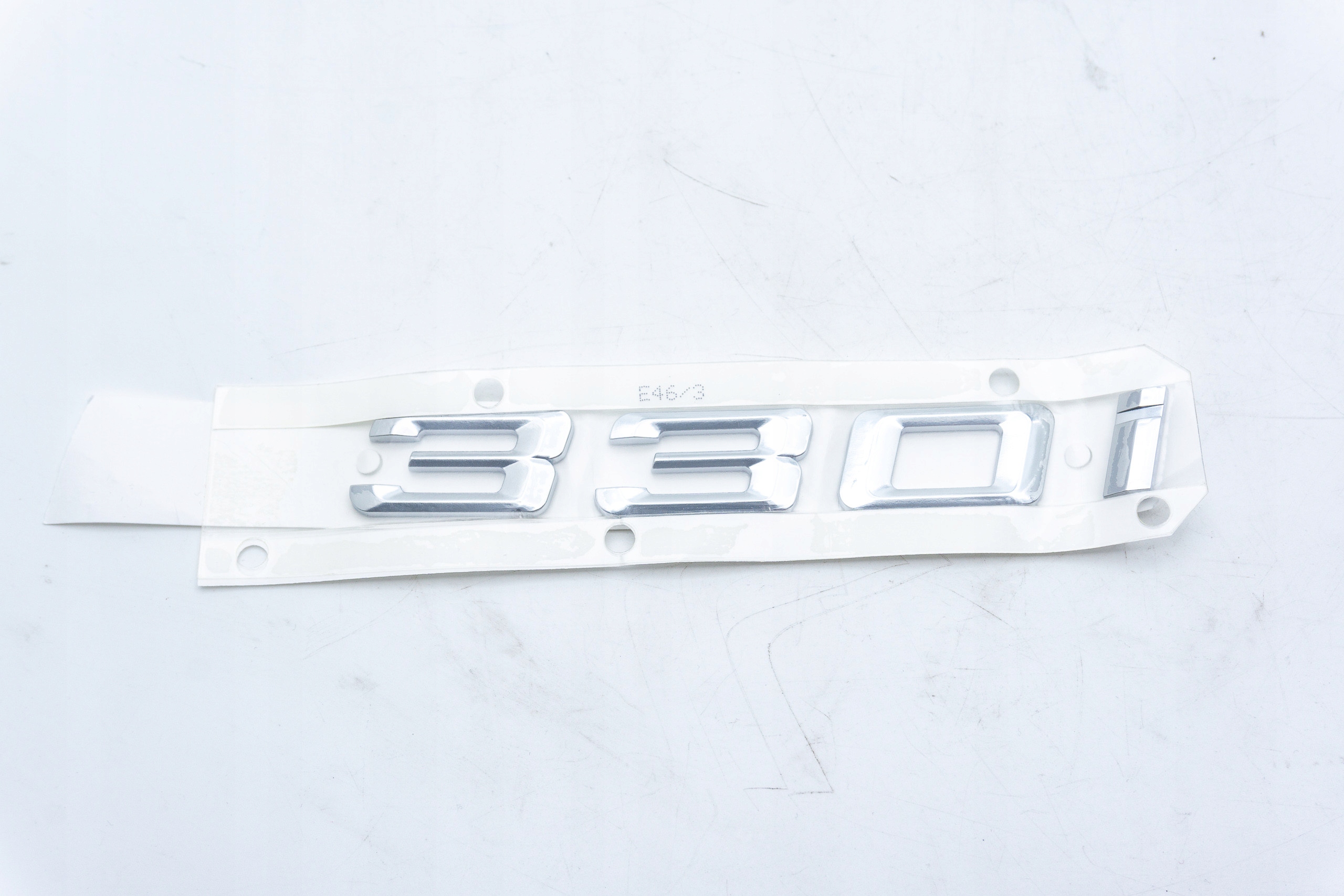Emblém nalepený zadný nápis 330i Bmw E46