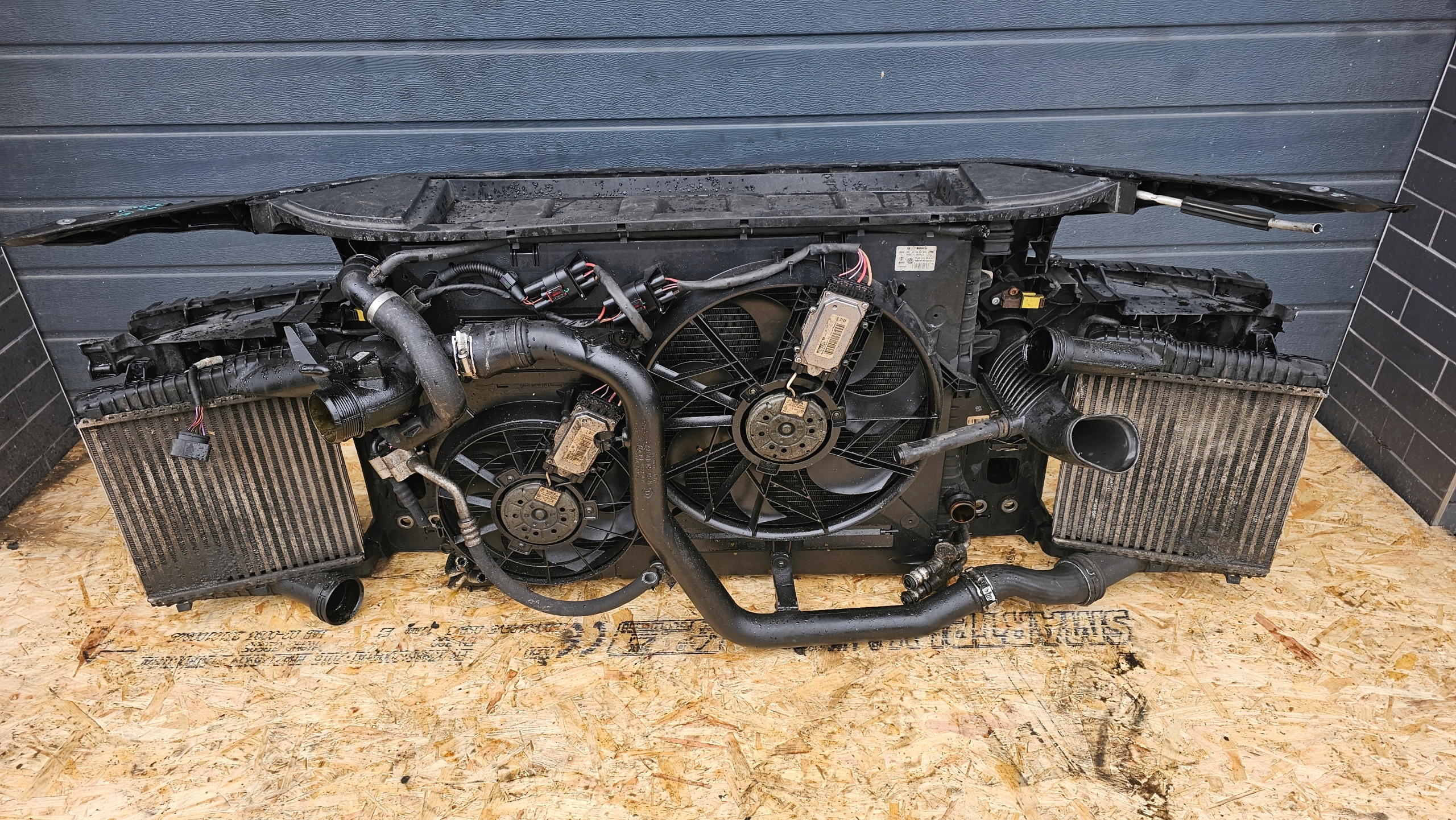 PAS PRZEDNI KOMPLETNY AUDI Q7 4L LIFT 3.0 TDI 2010/2015 ROK Numer katalogowy części PAS PRZEDNI KOMPLETNY AUDI Q7 4L LIFT 3.0 TDI USZK.