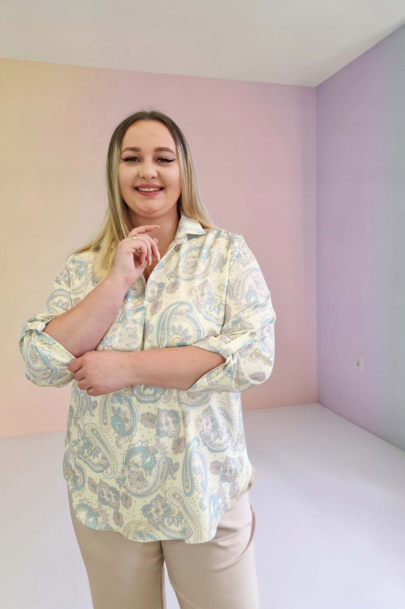 Dámská halenka s žluto-mátovým vzorem 44