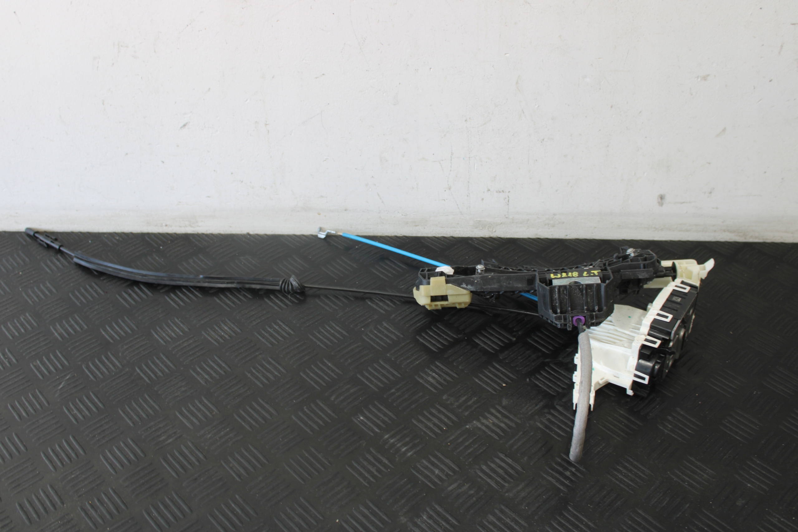 lock door left rear part CLS II W218 A2047302735
