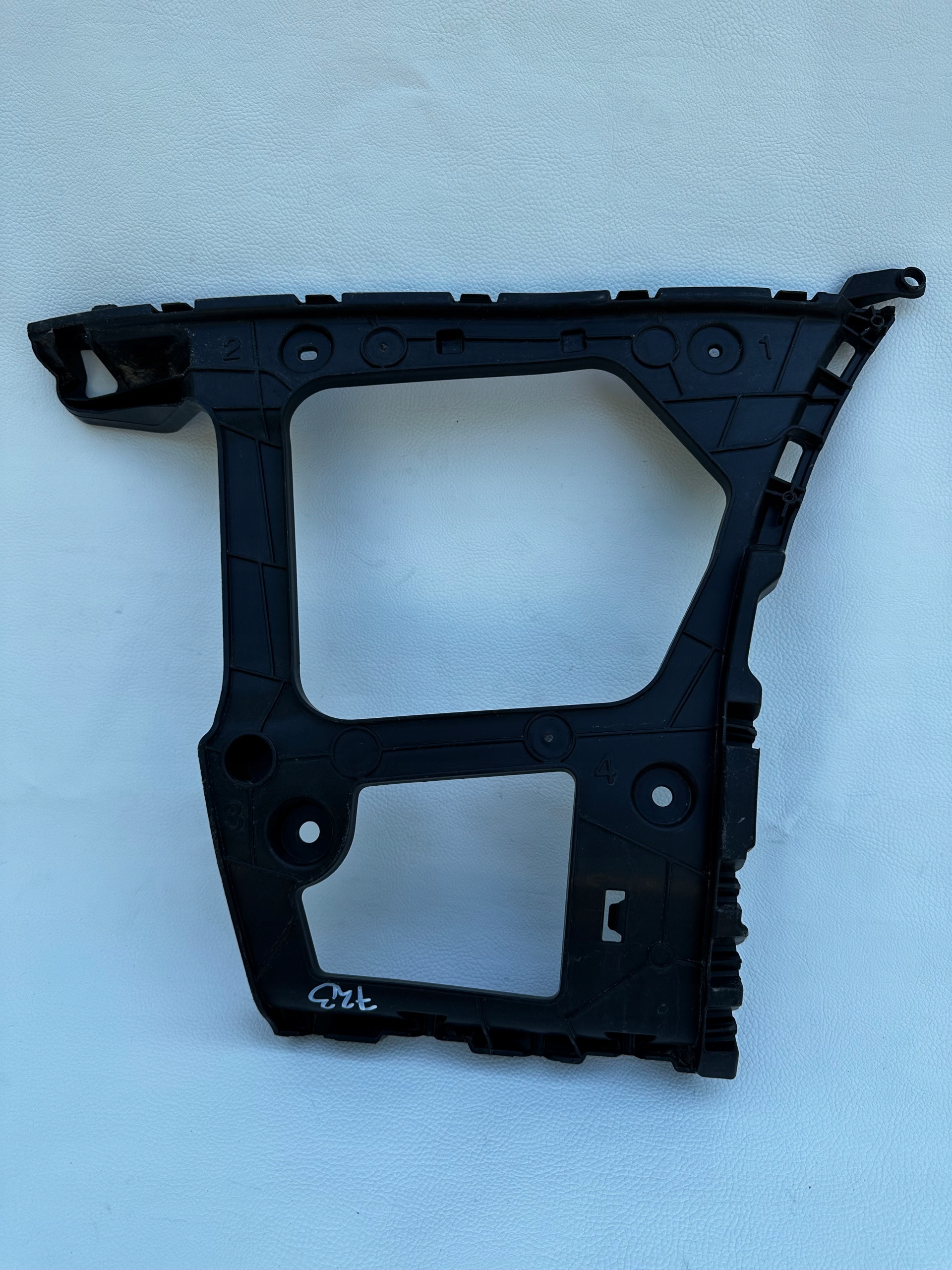 Audi Q7 4M bumper bracket right rear part