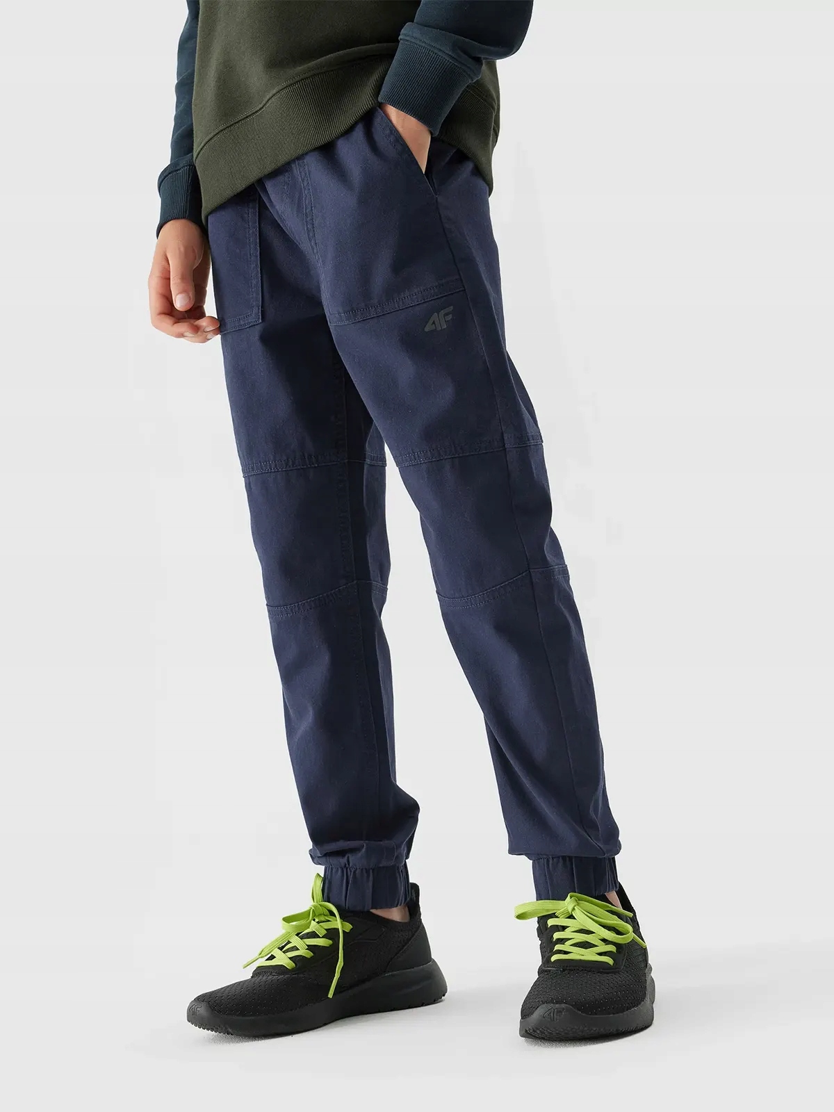 SPODNIE CHŁOPIĘCE 4F JUNIOR JOGGERY BAWEŁNA AW23M412 Kod producenta 4FJAW23TTROM412-31S