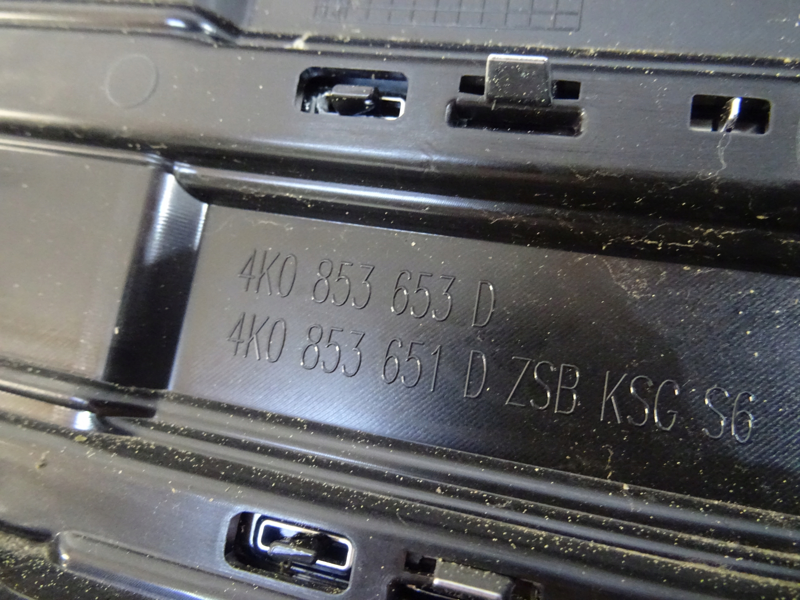 Audi OE 4K0853653D решетка радиатора
