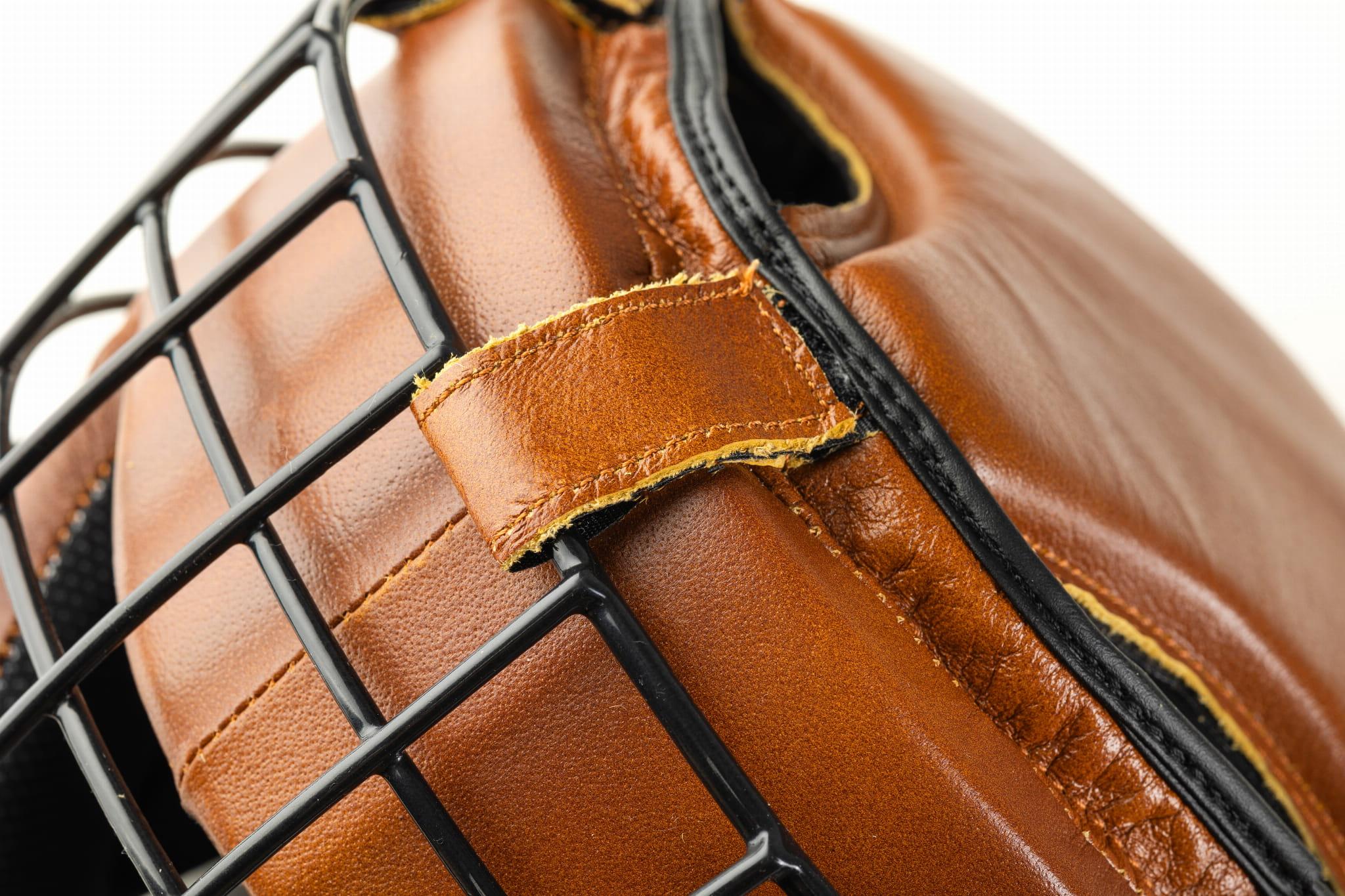 KASK BOKSERSKI TRENINGOWY Z MASKĄ KRATĄ SKÓRA RETRO EVOLUTION Kolor dominujący brązowy