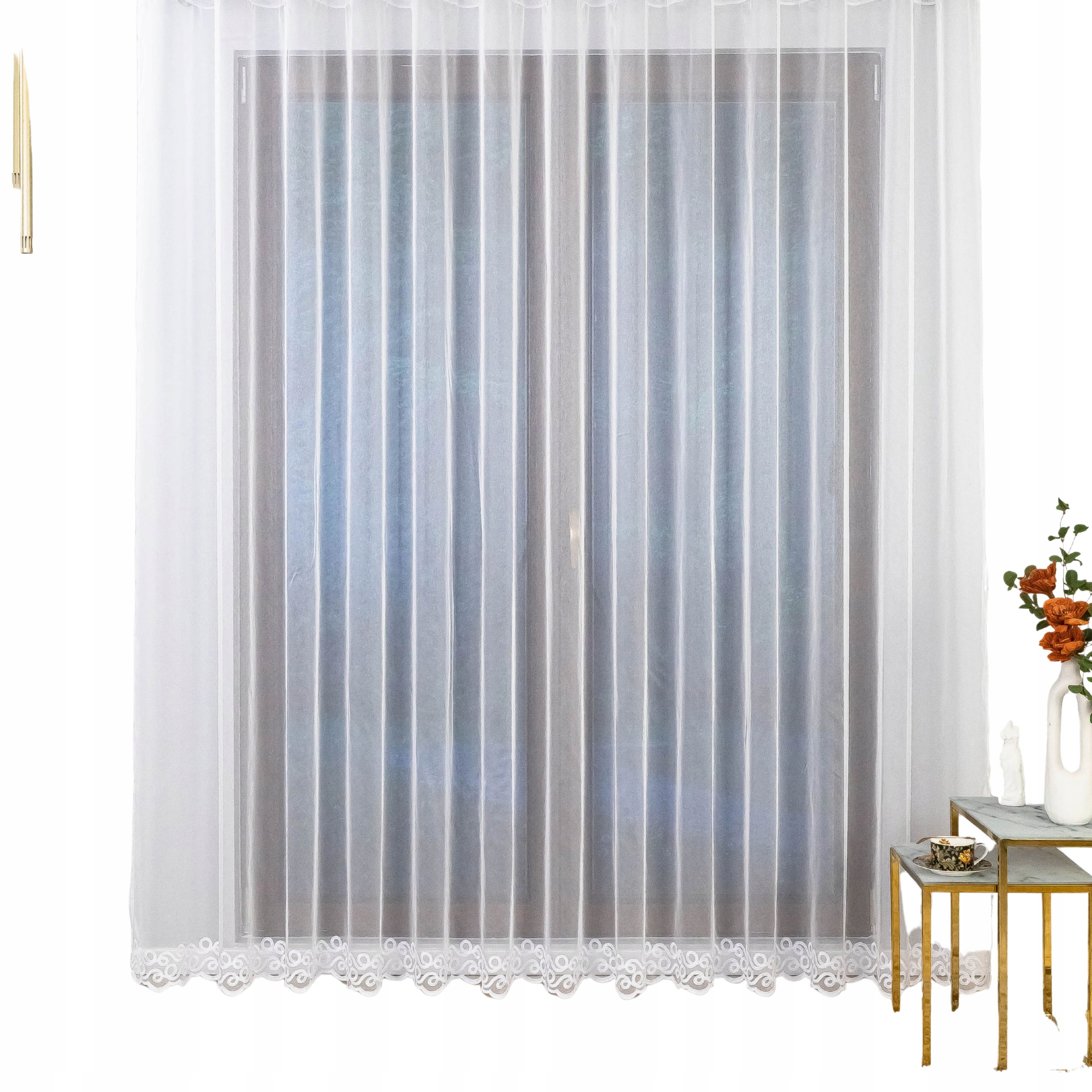 Markýzová záclona s výšivkou na pásku bílá, lehká, elegantní, 250 x 235 cm.