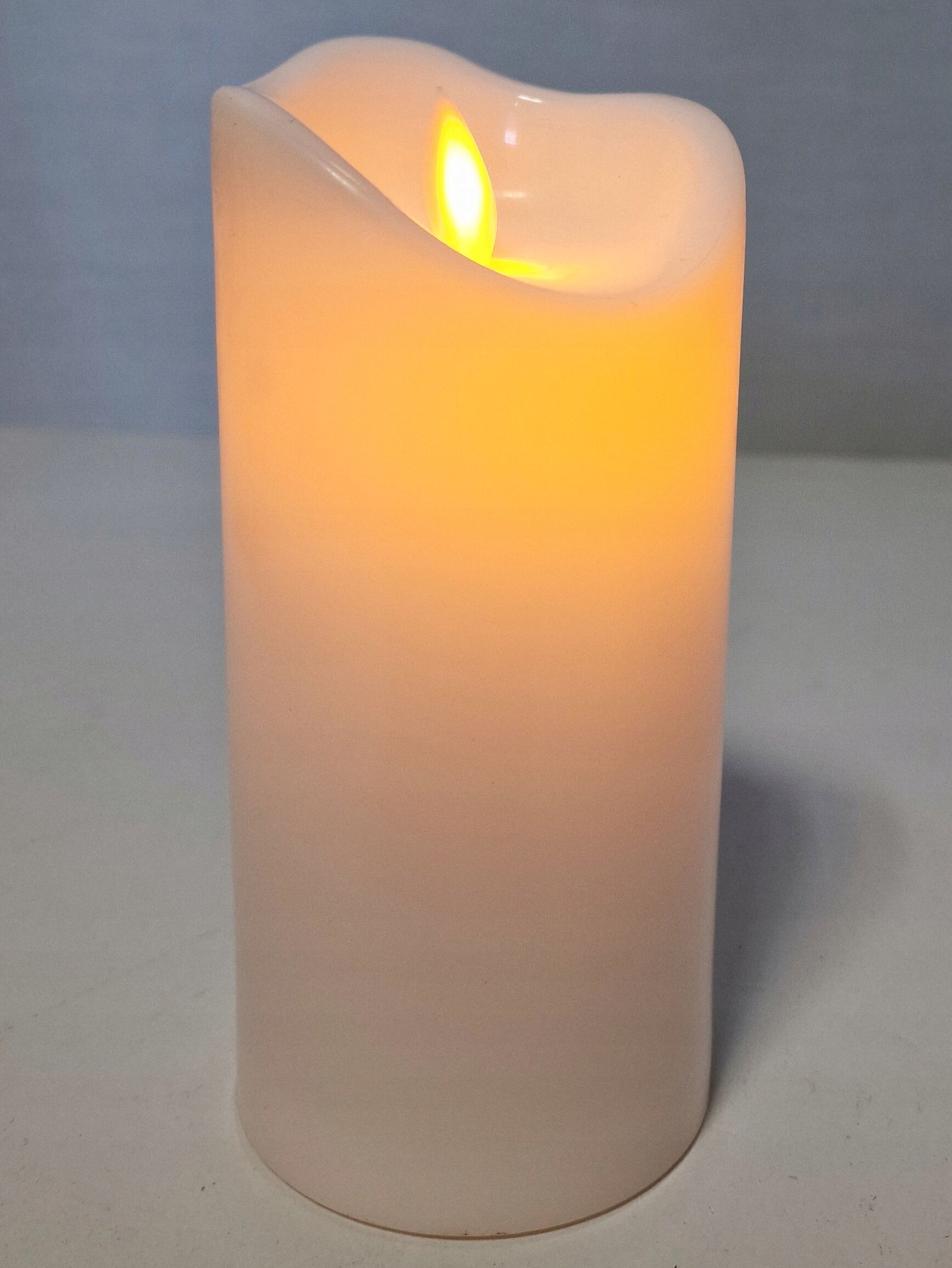 ŚWIECZKA LED WKŁAD DO ZNICZA ZNICZY RUCHOMY PŁOMIEŃ NA BATERIE ŚWIECA R6 Marka Cortina