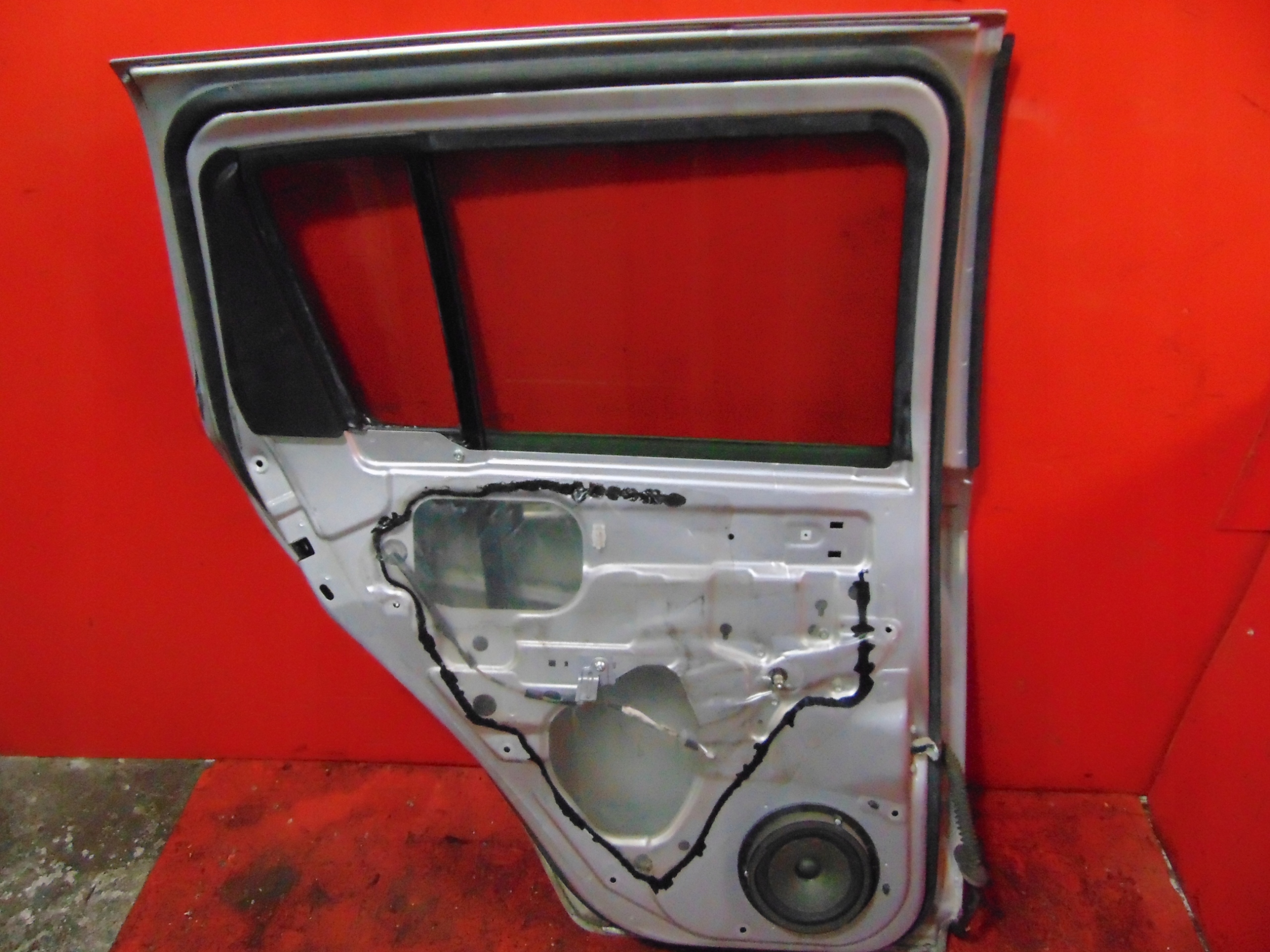 SUZUKI SWIFT 3 III MK6 door rear part left silver window handle ZCC
